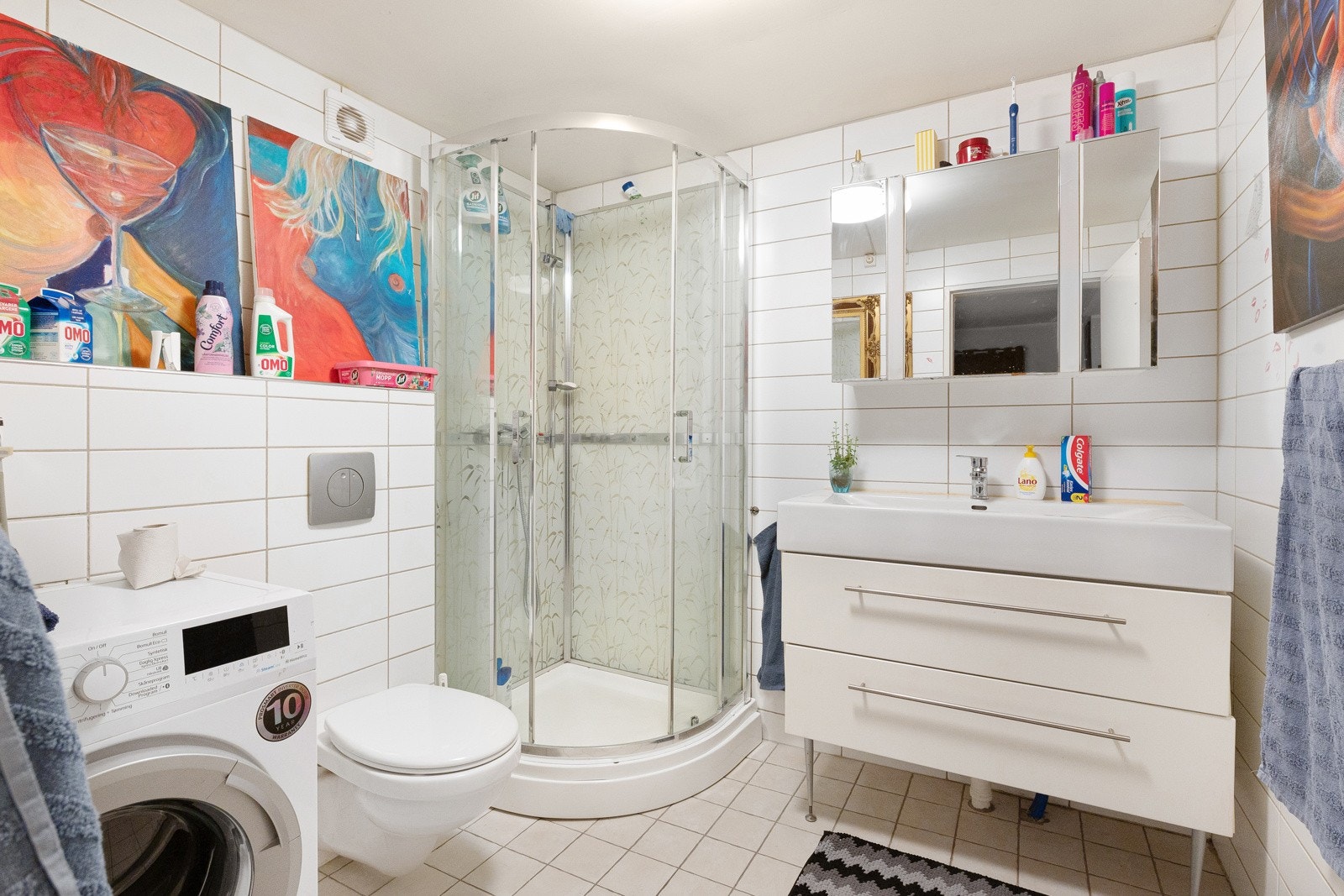 Badet er innredet med servantskap, dusjkabinett og wc. Det er avsatt plass til vaskemaskin. Galleribilde