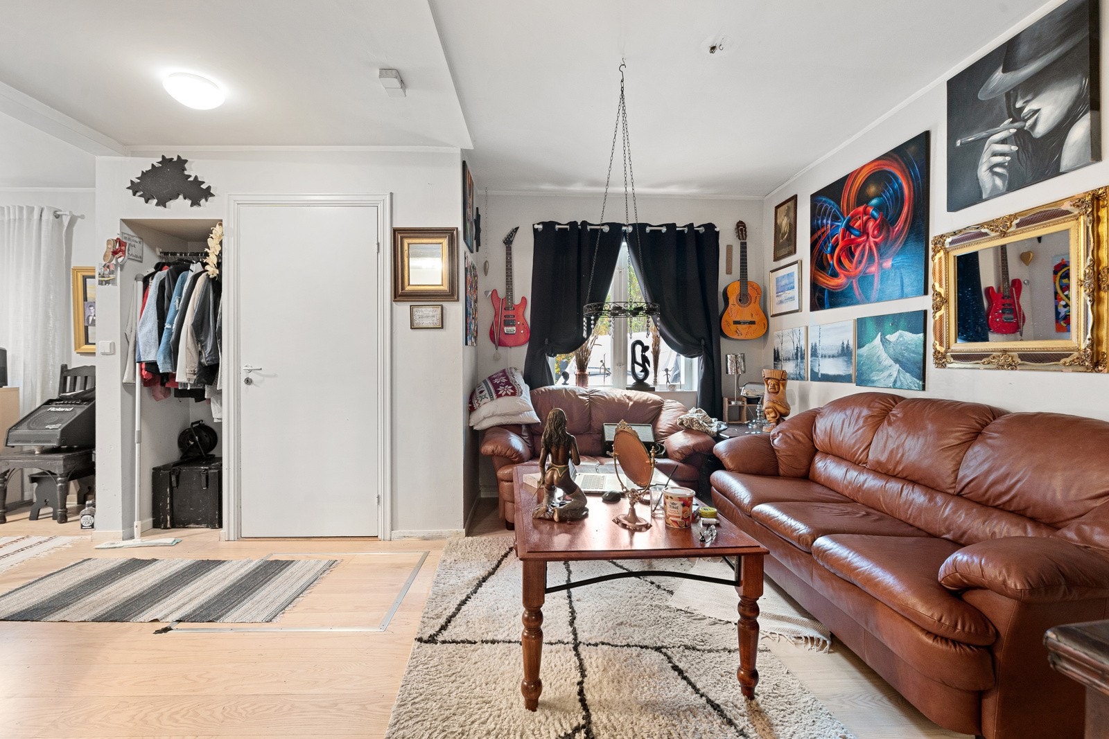 Boligen har to leiligheter, dette er den i 1. etasje. Galleribilde