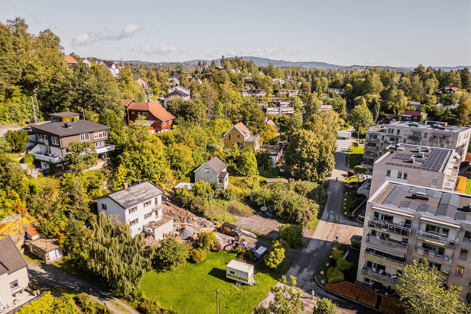 På eiendommen står det et eldre hus hvor det er gitt rivetillatelse. Galleribilde