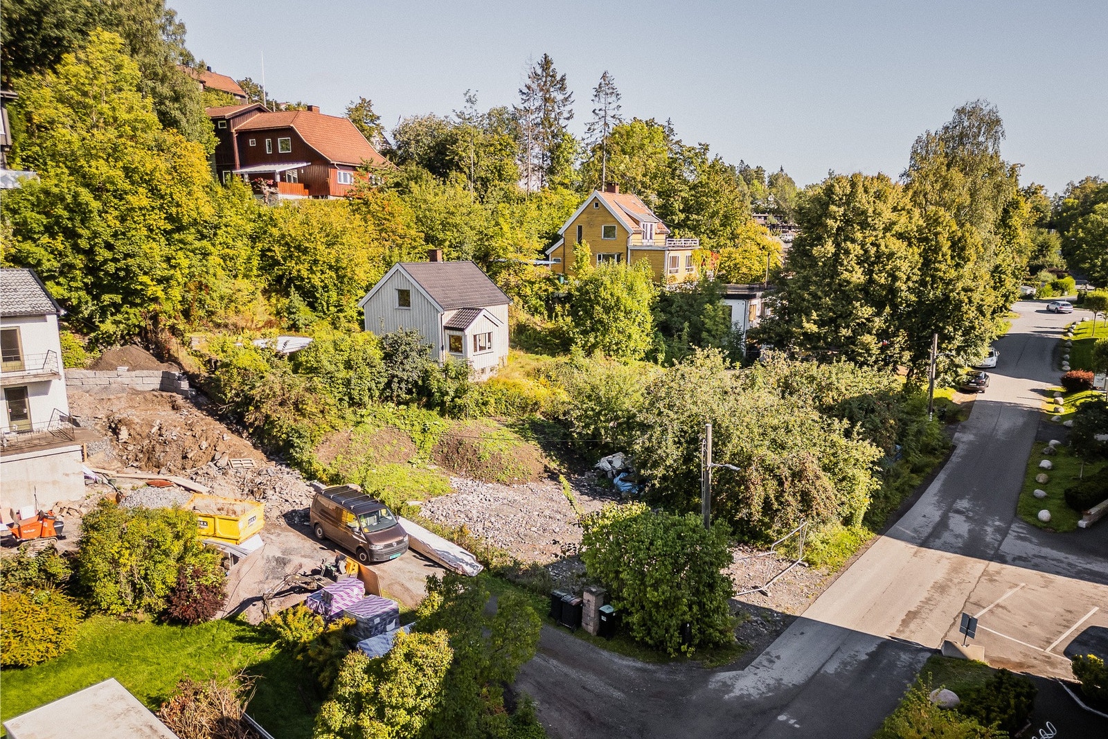 Attraktivt beliggende tomt med igangsettelse for tomannsbolig. Galleribilde