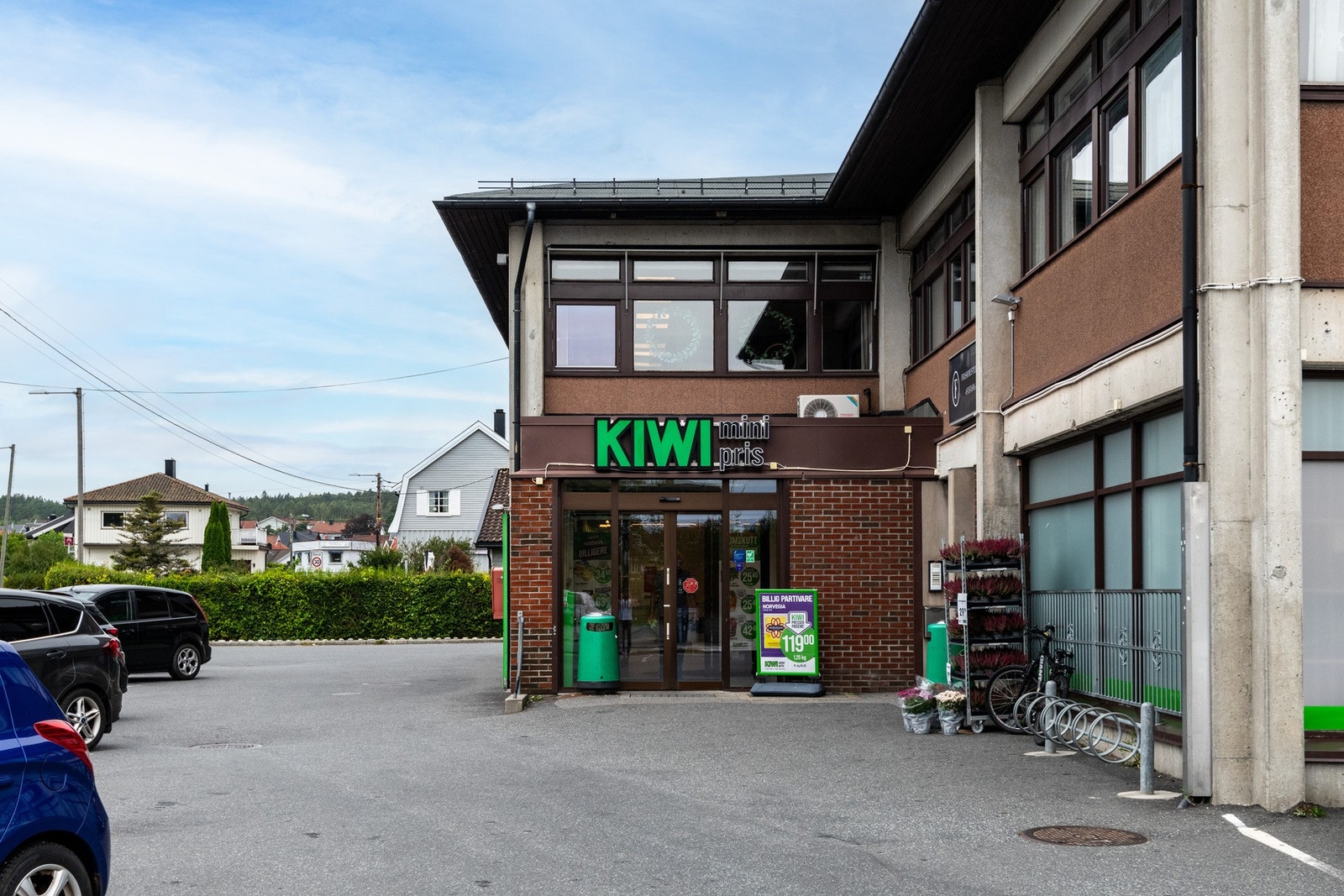 Dagligvare rett i nærheten, ca 5 -7 minutters gange. Galleribilde