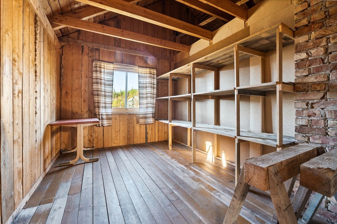 Det er to boder i 2. etasje. En bod har lakkert tregulv og panel på veggene. Rommet er innredet med plassbygde hyller på en hel vegg. Det er åpent i himling inn til det andre rommet. Galleribilde