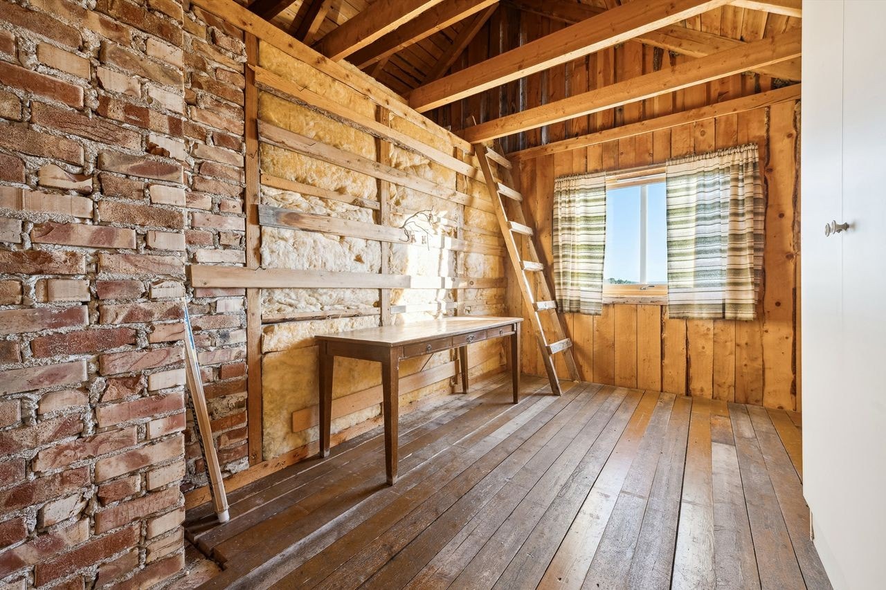 Den andre boden har panel på deler av veggene, en vegg er rett på isolasjonen, og det er malte tregulv. Rommet er innredet med garderobeskap og det er montert en stige opp til himling. Galleribilde