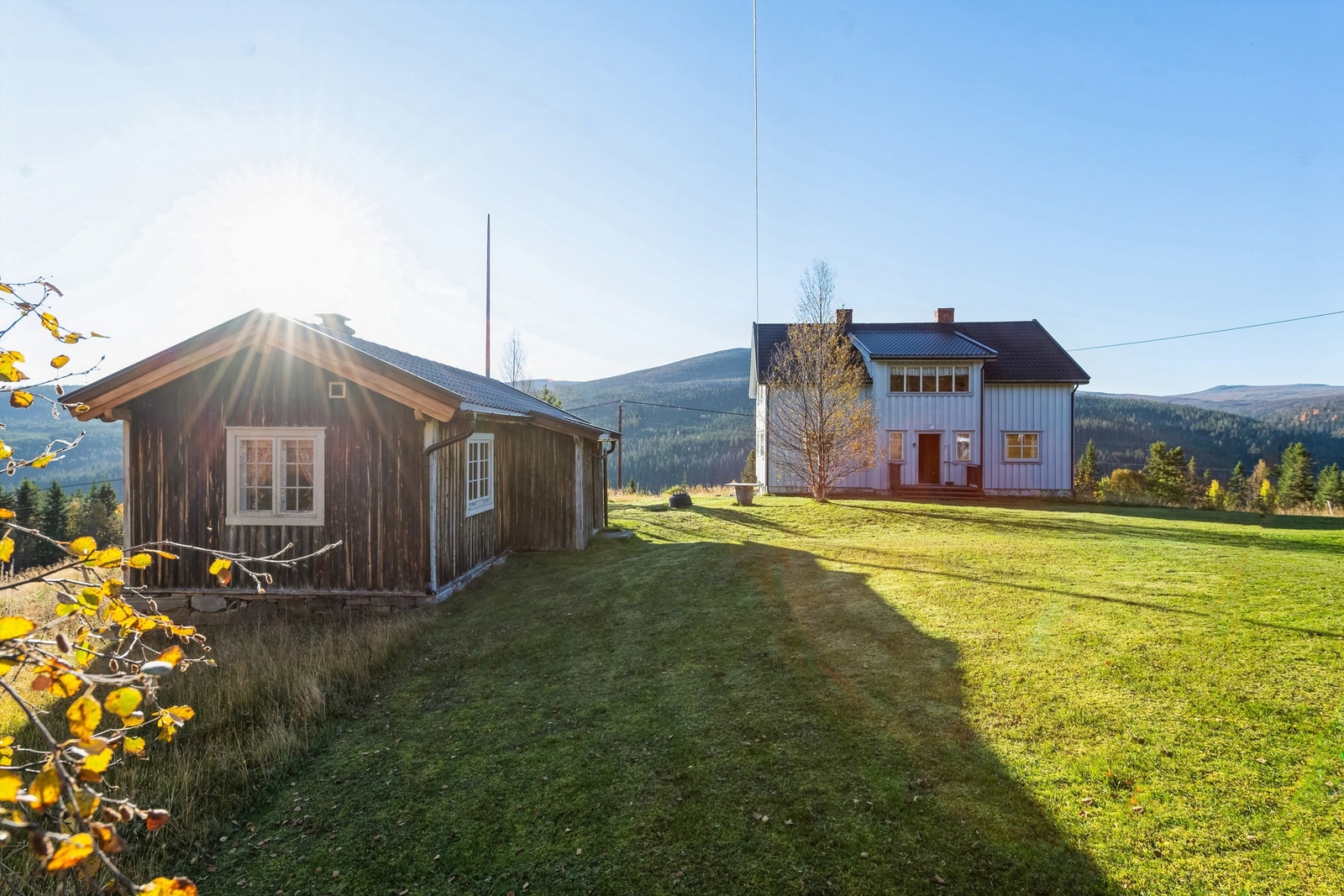 Eiendommen består av enebolig, gammelstue, stabbur og driftsbygning. Galleribilde