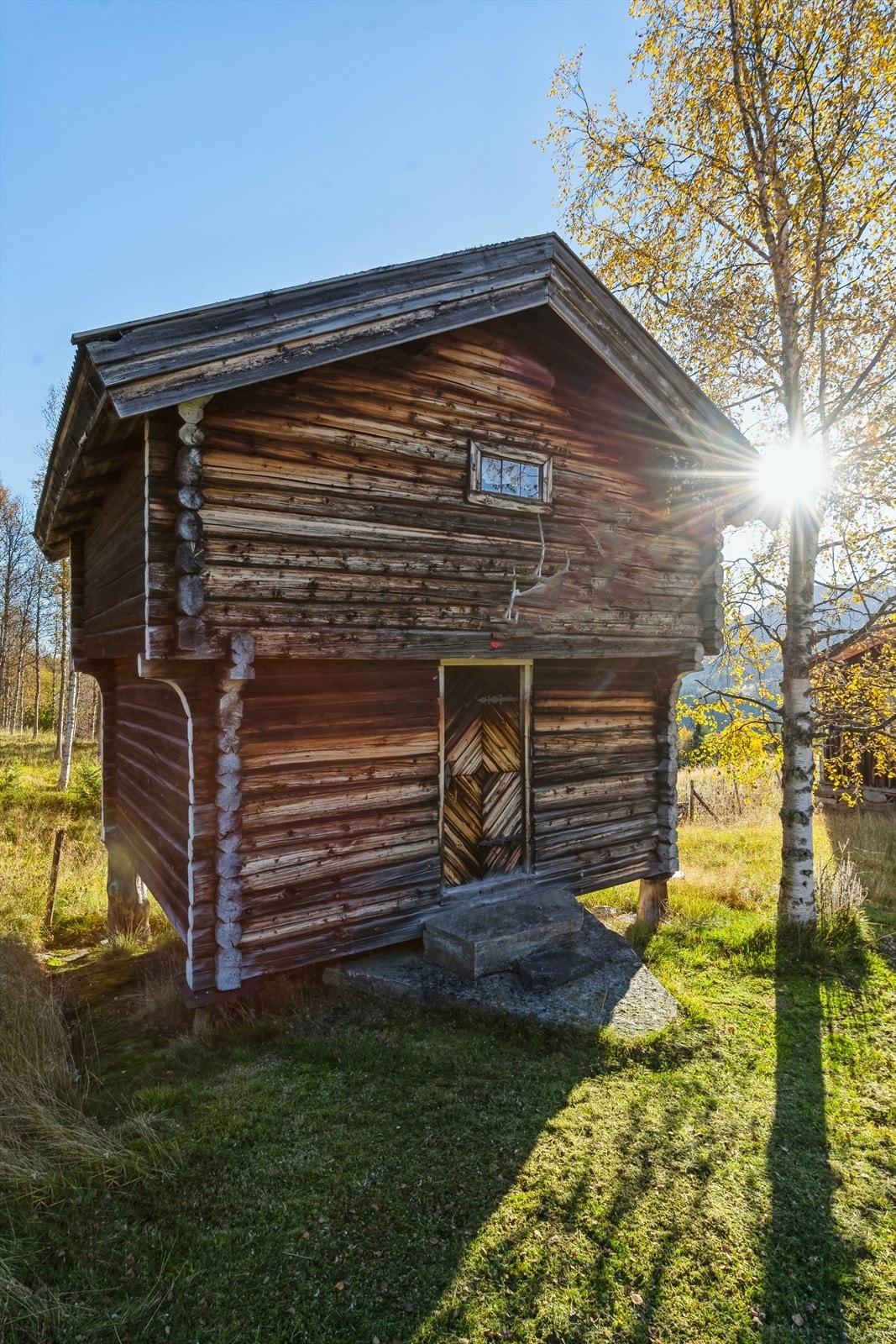 Stabburet er oppført i 5" laft på tresøyler på steinpunkter. Galleribilde