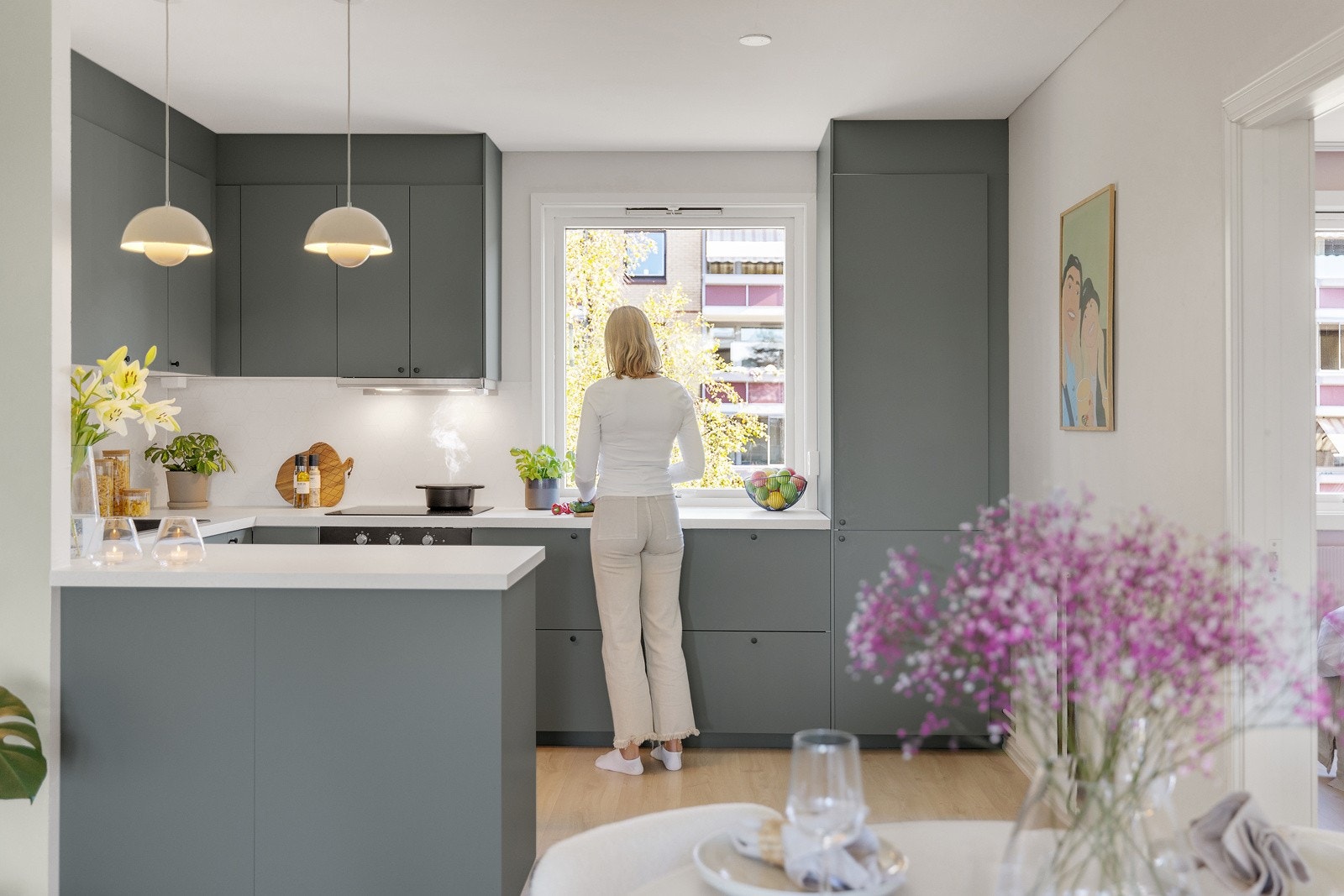 Kjøkkenet er utstyrt med integrerte hvitevarer som kjøleskap med frysedel, komfyr, induksjonstopp og oppvaskmaskin. Galleribilde