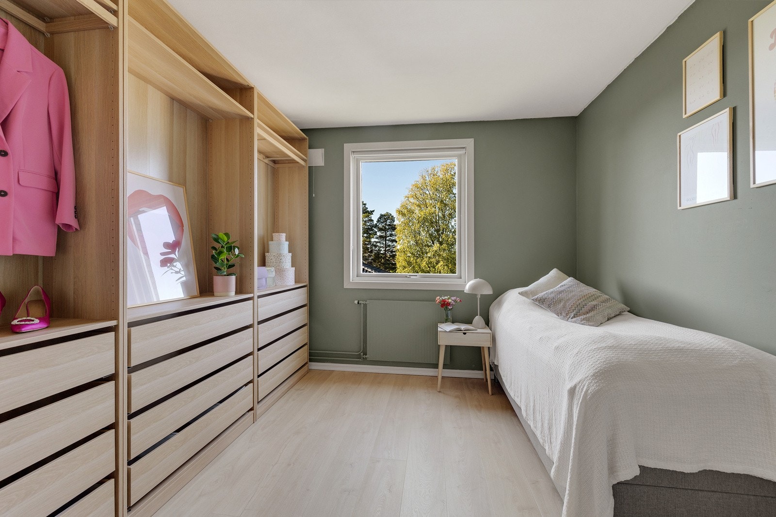 Soverom 2 er også av god størrelse, innredet med et stort garderobeskap med åpen løsning, av typen Ikea PAX. Galleribilde