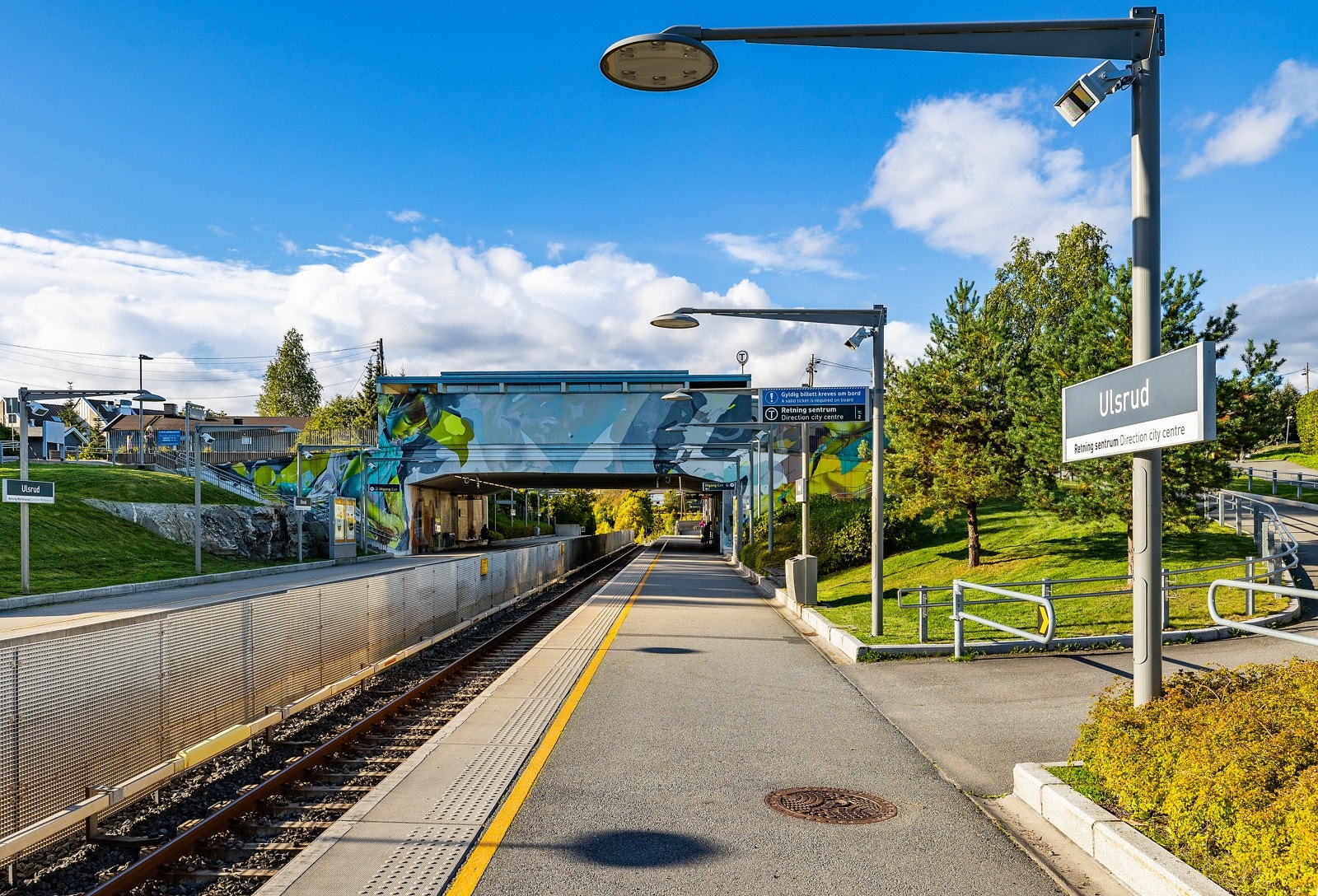 Det er få minutters gange til Ulsrud T-banestasjon med linje 3, som har hyppige avganger mot sentrum og Mortensrud. Galleribilde