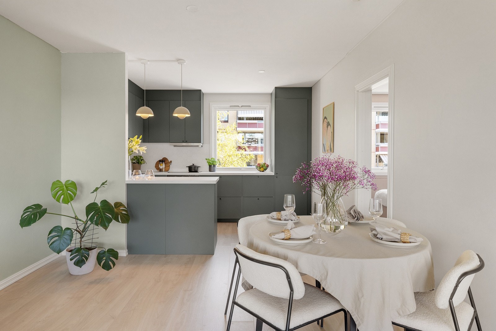 Det er god plass til spisebord i tilknytning til kjøkkenet. Galleribilde