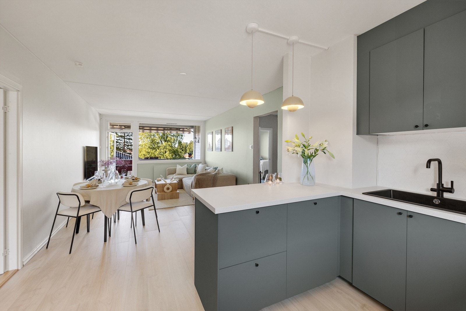 Ekstra lagrings- og benkeplass i halvøy som marker et naturlig skille mellom stuen og kjøkkenet. Galleribilde