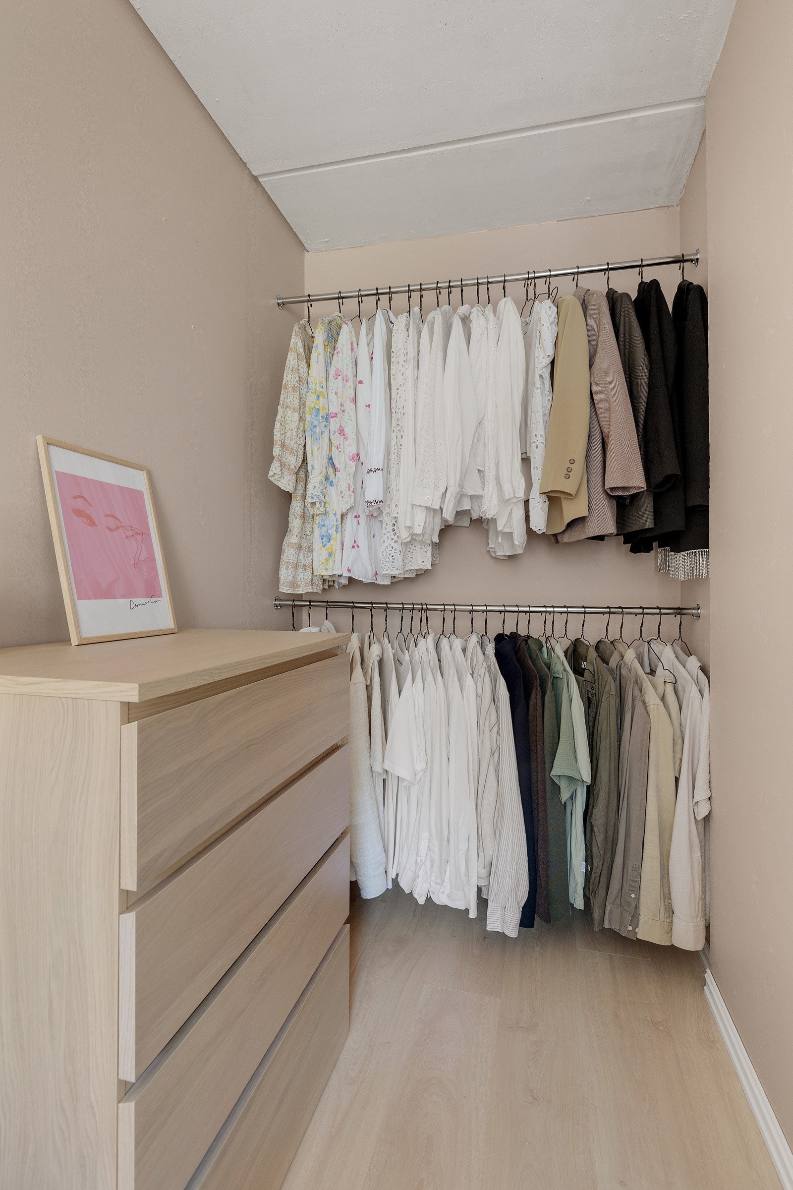 Her har du god plass til oppbevaring av klær. Galleribilde