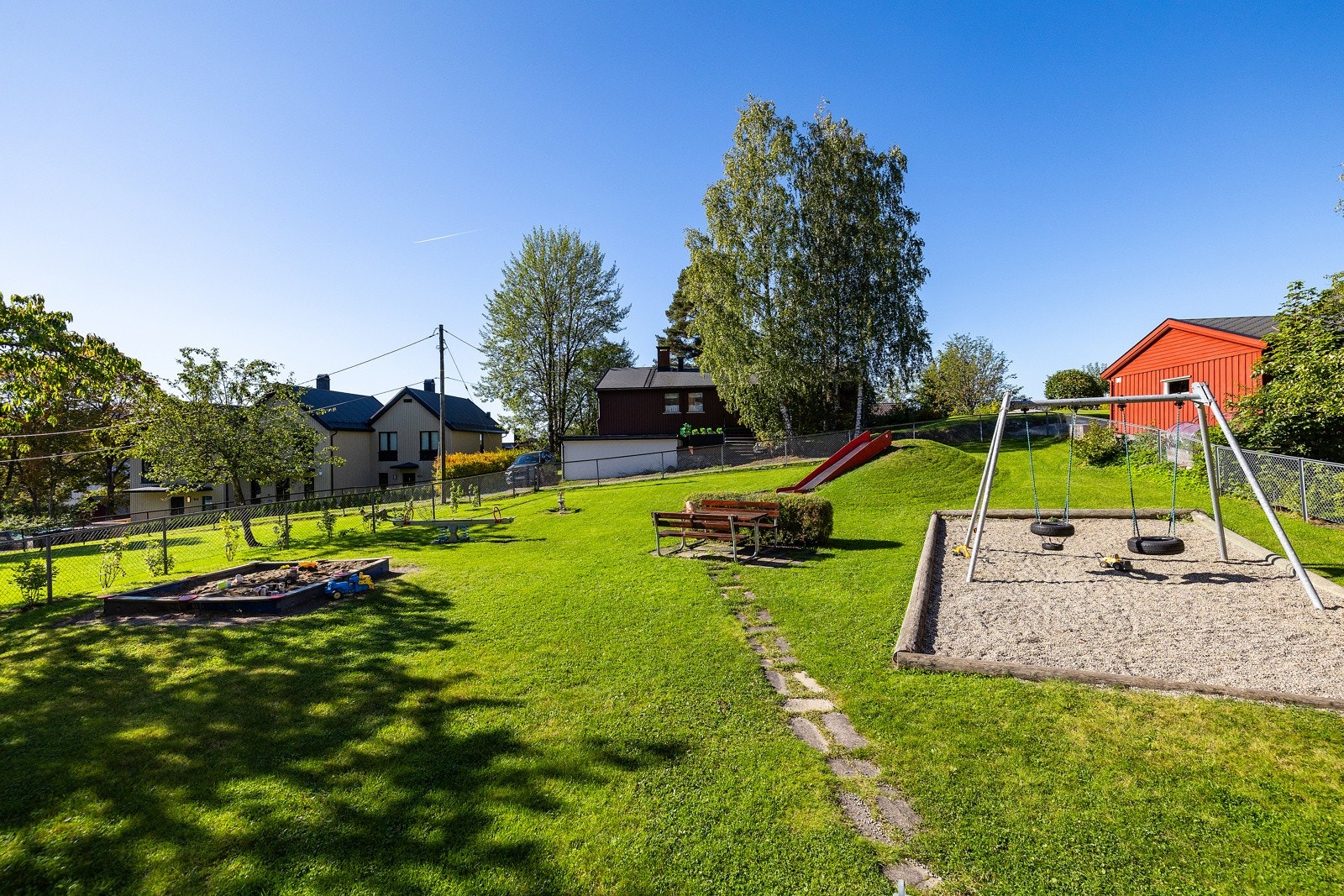 Det er også plantet epletrær, plommer og bærnusker som beboerne kan høste av. Galleribilde