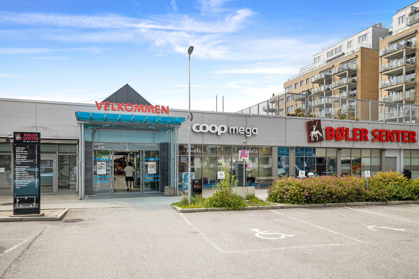 Gangavstand til Bøler senter med blant annet Coop Mega, apotek, bokhandel og vinmonopol. Galleribilde