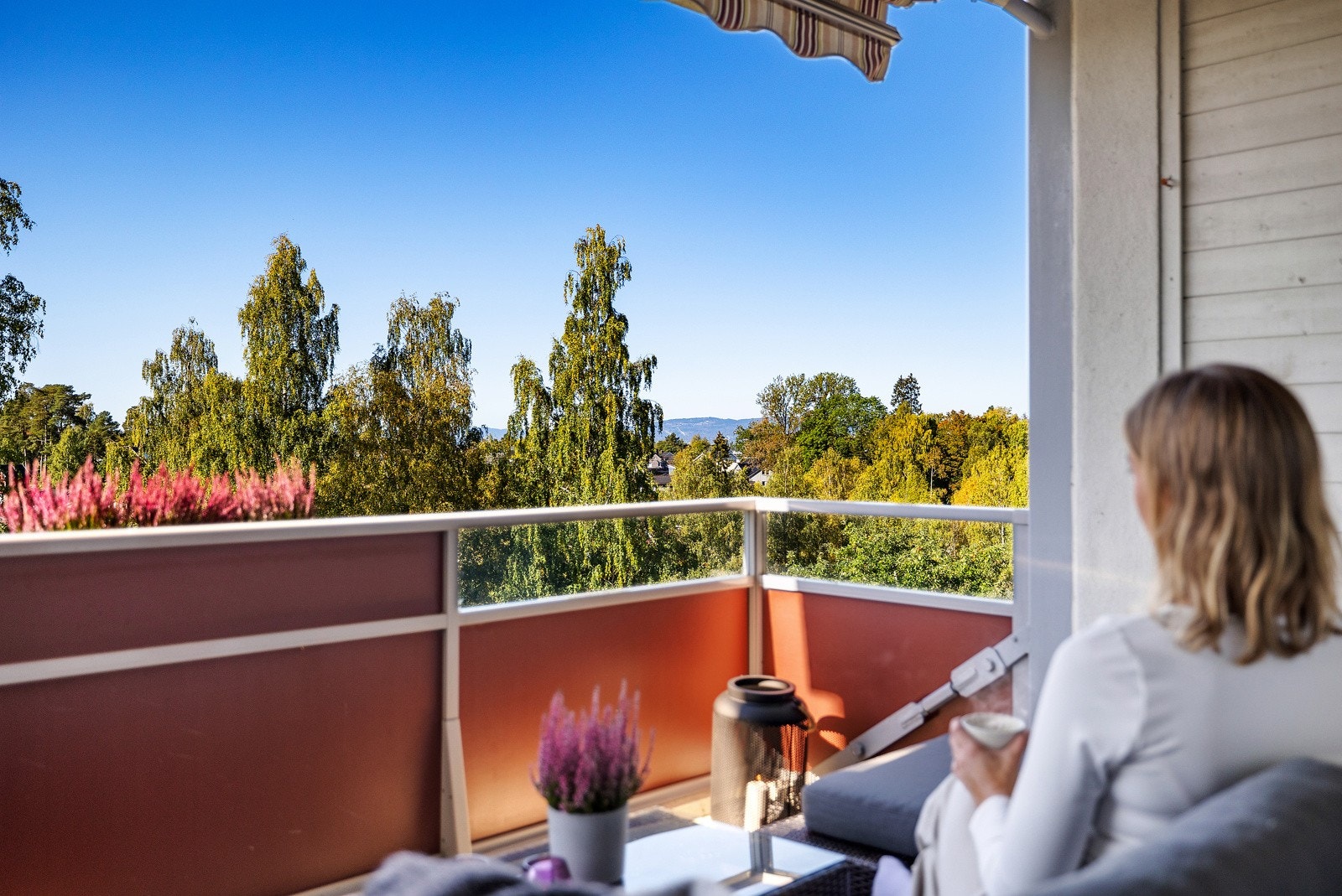 Her kan du nyte fin utsikt og spektakulære solnedganger fra egen balkong. Galleribilde