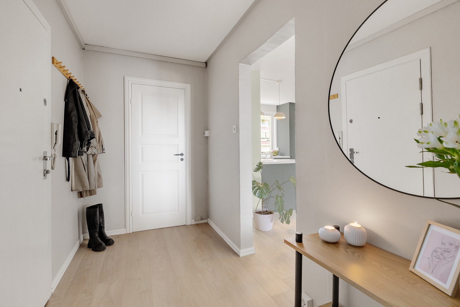 Det er plass til å henge fra yttertøy og sko i entréen. Galleribilde