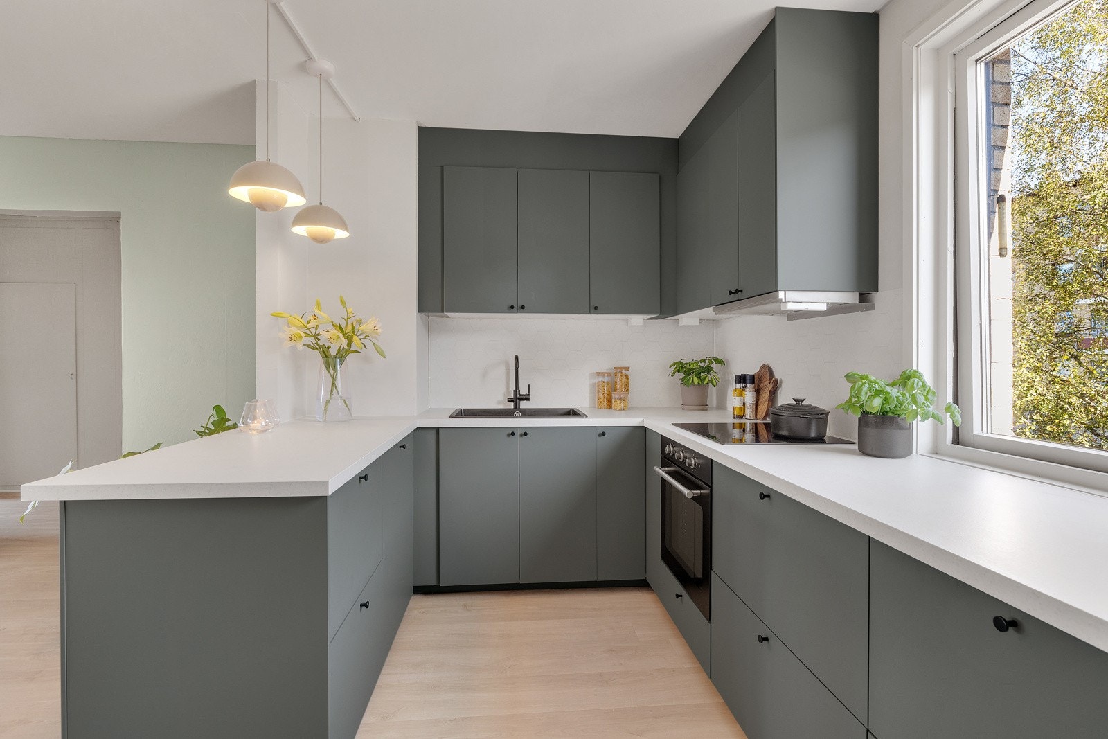 Kjøkkeninnredning montert i 2023 med benkeplate av laminat med nedfelt oppvaskkum. Galleribilde