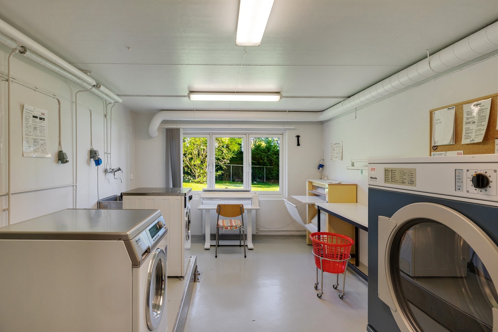 Felles vaskeri i kjeller som beboerne kan benytte seg av. Galleribilde