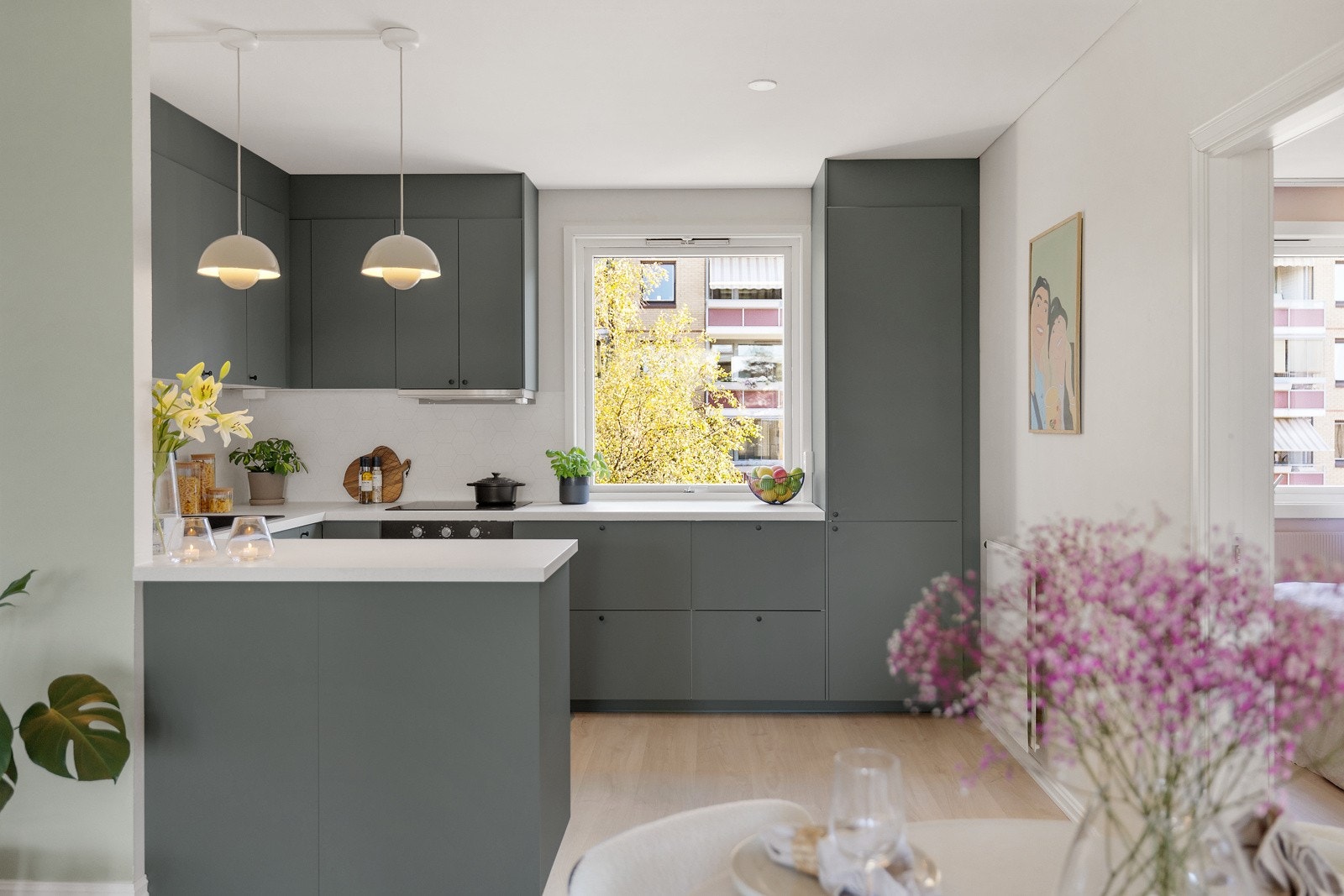 Leiligheten er vesentlig oppusset i 2023/24 med blant annet nytt kjøkken og oppgradering av baderom. Galleribilde