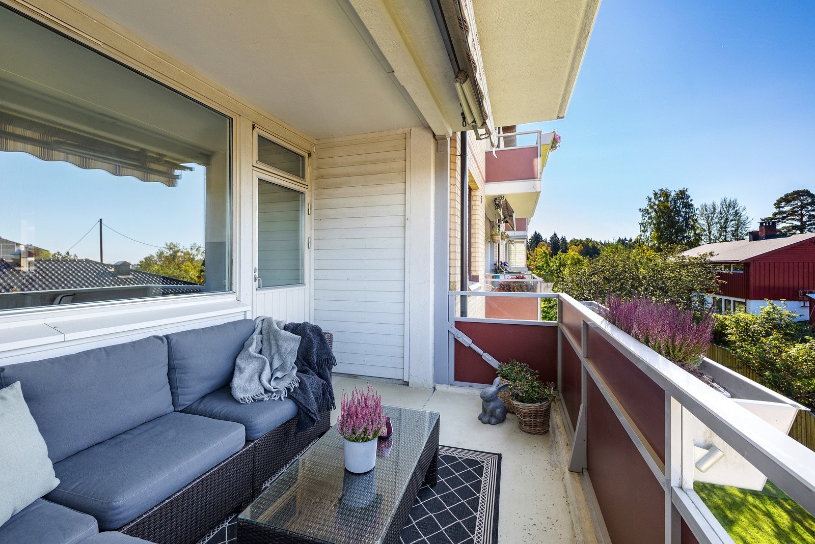 Det er montert utebelysning, stikkontakt og markise på balkongen. Her har du god plass til utemøbler. Galleribilde