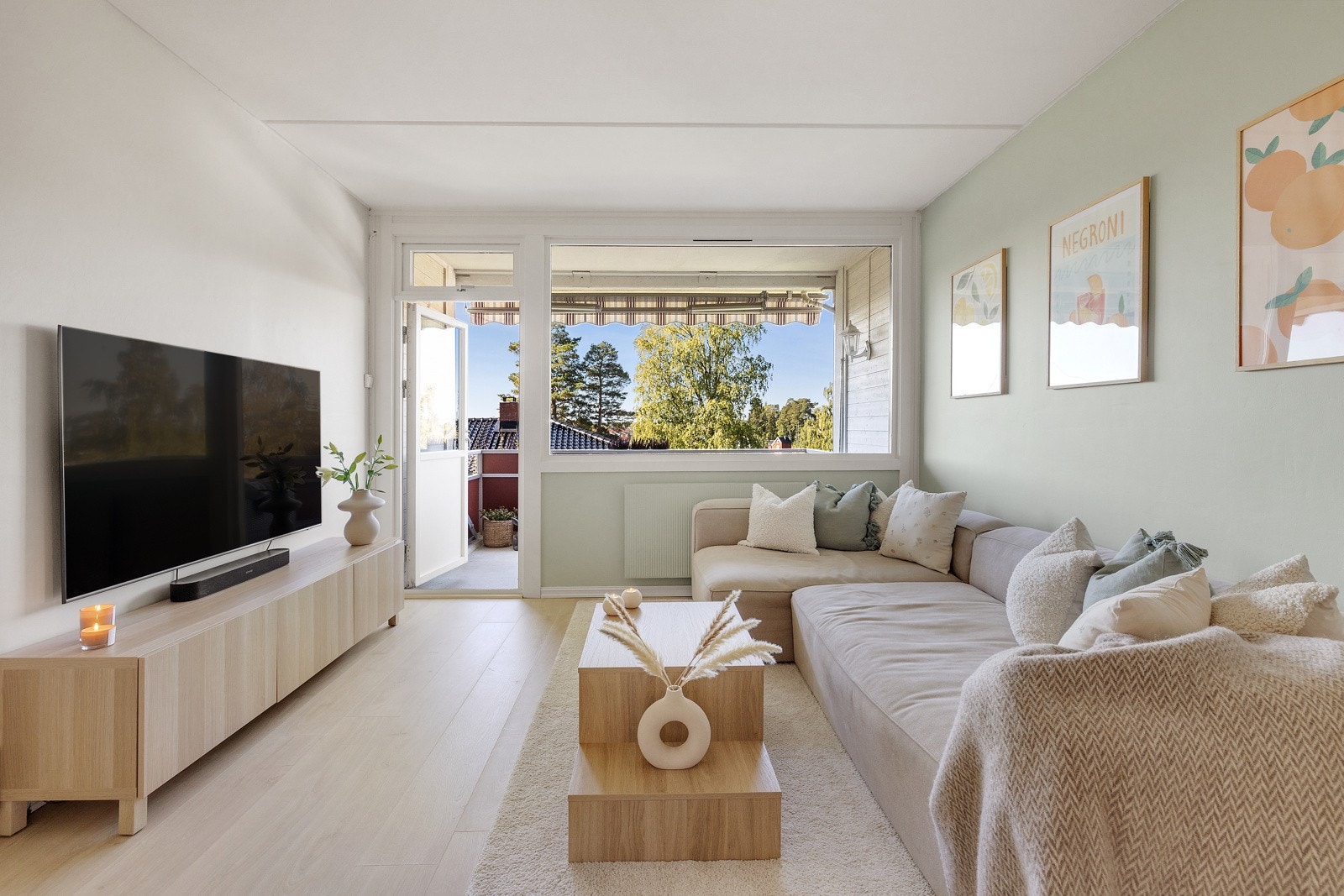 Gulvflater er belagt med slitesterk laminat av typen Pergo Nordic Oak. Galleribilde