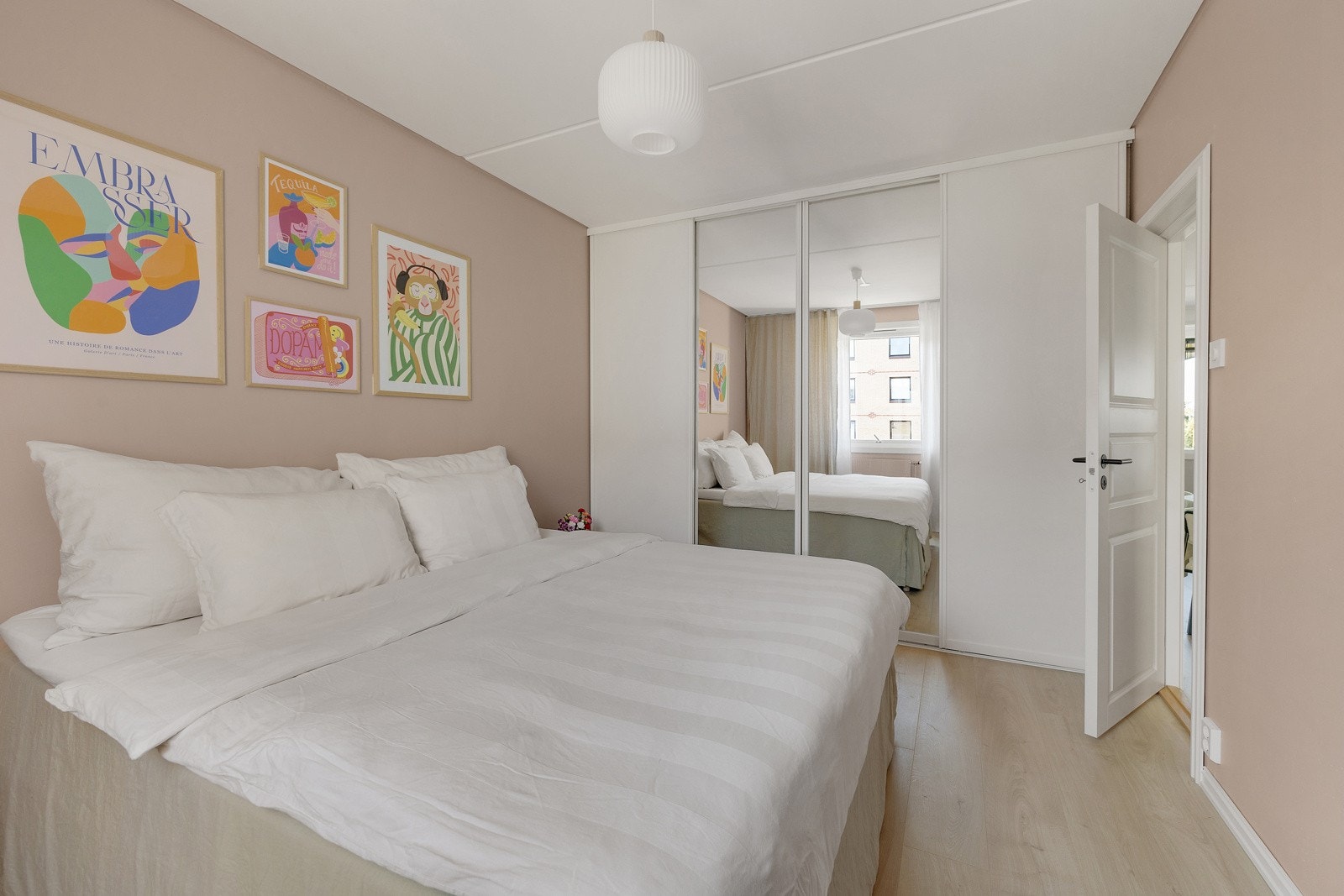 Soverommet er innredet med en stor skyvedørsgarderobe og walk-in closet. Galleribilde