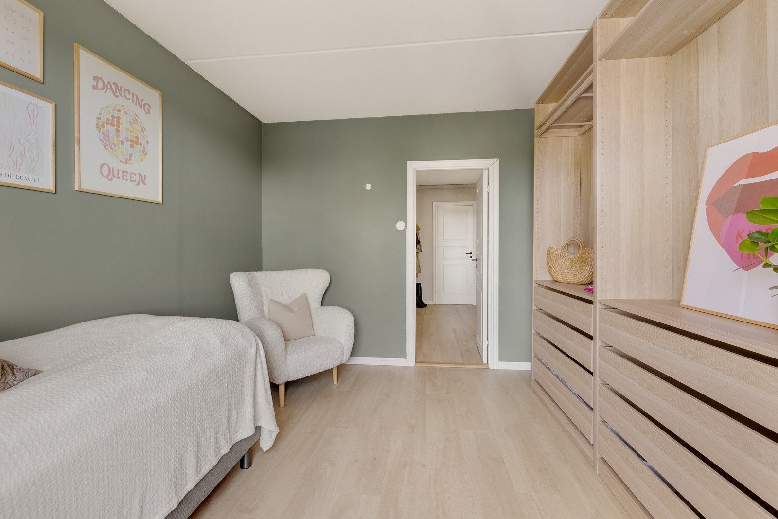 Rommet kan fint benyttes som barnerom, gjesterom eller kontor. Det er også plass til dobbeltseng på soverommet. Galleribilde