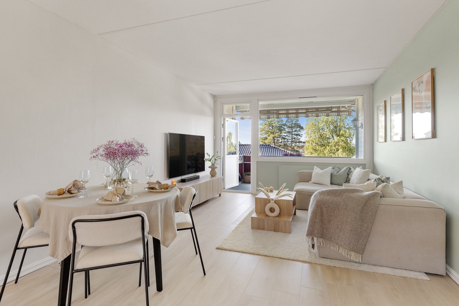 Romslig og gjennomgående planløsning. Store vindusflater sørger for rikelig med naturlig lys. Galleribilde