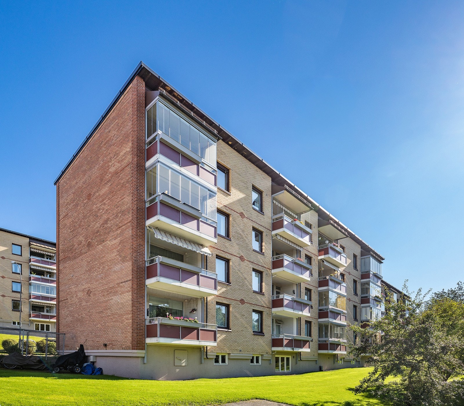 Det er gratis gateparkering i området, og det er ofte mulighet for kjøp av garasjeplass. Galleribilde