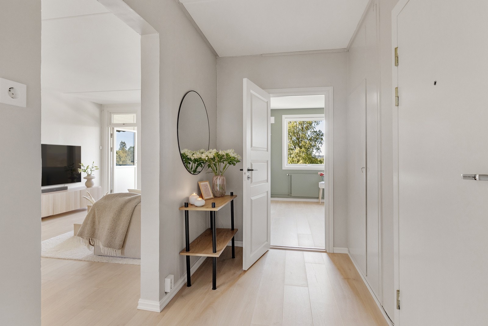 Entré med adkomst til lagringskott. Praktisk for oppbevaring av yttertøy, støvsuger, tørkestativ eller annet. I tillegg disponerer leiligheten en kjellerbod på ca. 4 kvm. Det er felles sportsbod med sykkelparkering i kjeller. Galleribilde