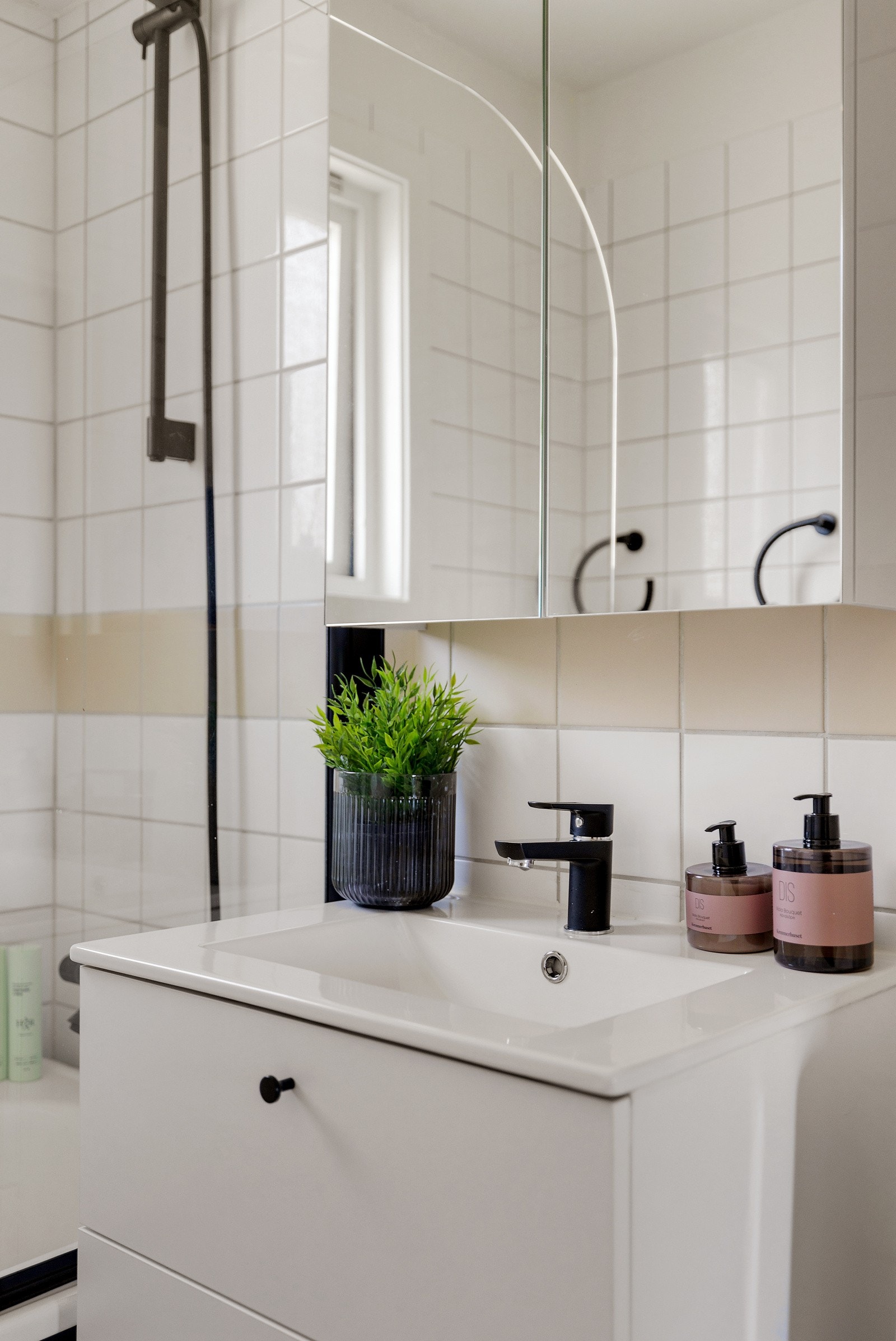 Speilskap over servant for ekstra oppbevaring. Galleribilde