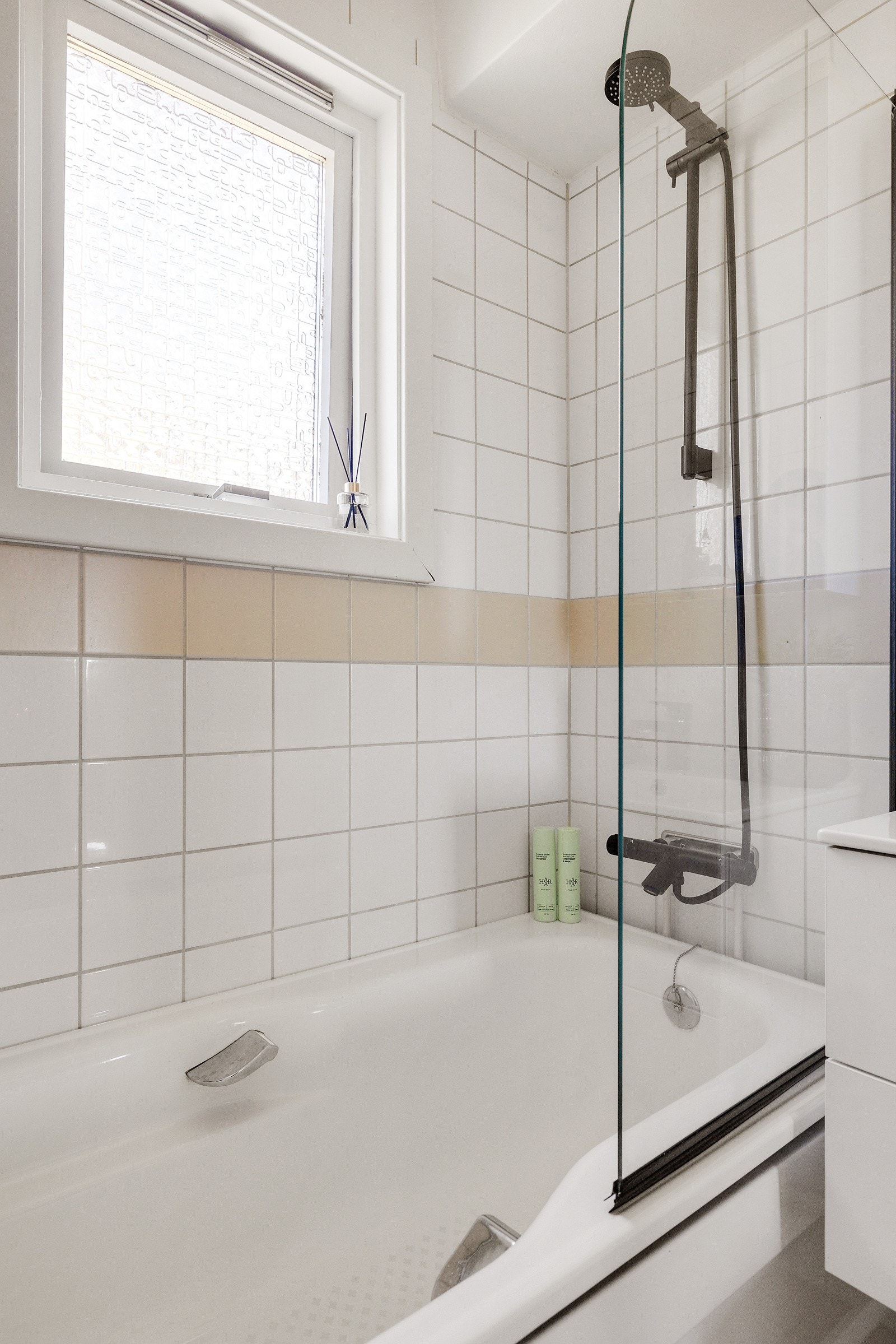 Badekar med armatur for hånddusj og kran. Galleribilde