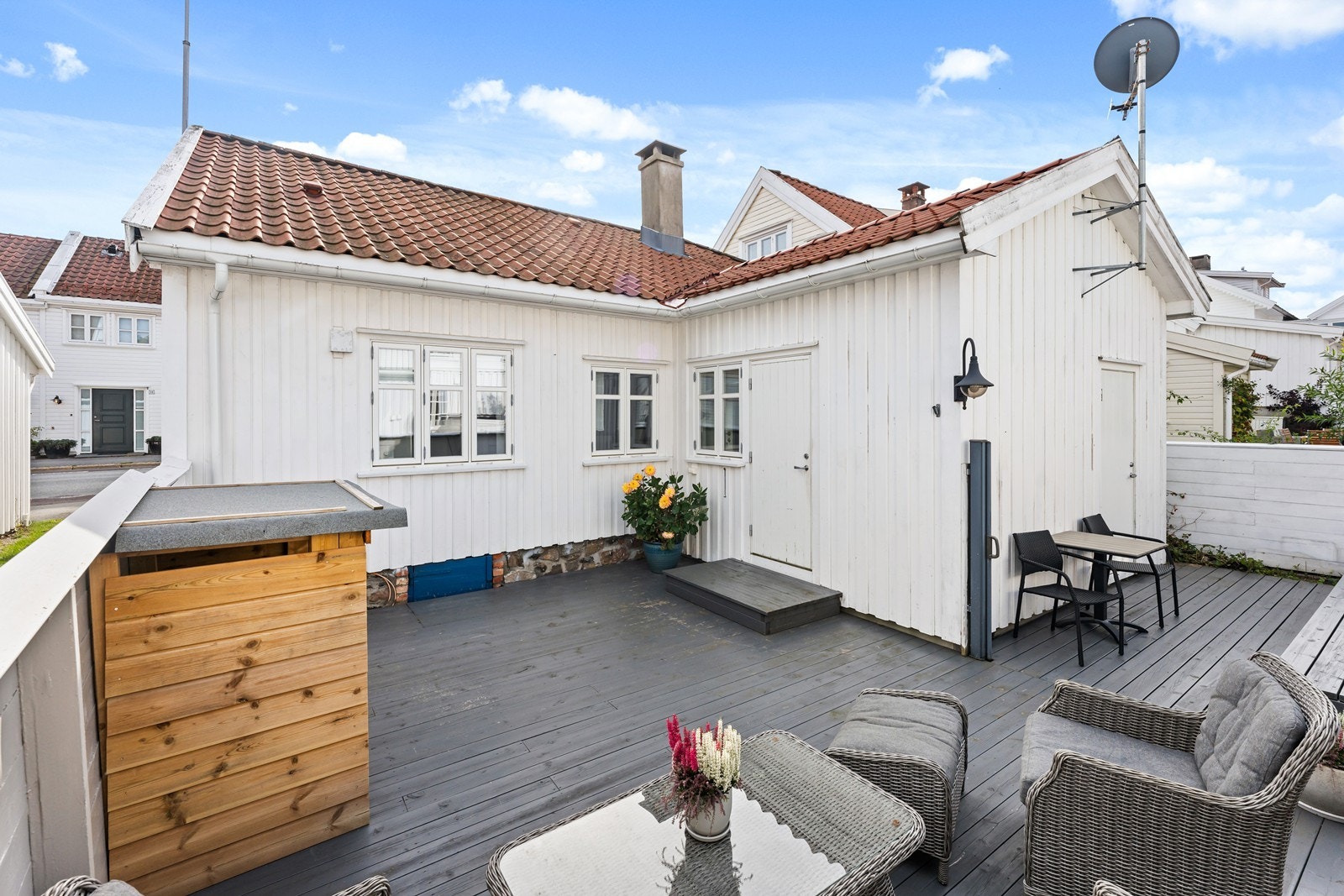 Her sitter du usjenert og det er tilgang både fra smauet og huset Galleribilde