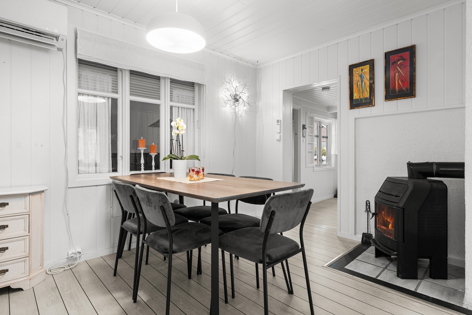 Spisestuen er like ved kjøkkenet - ildstedet gir lun hygge til rommet Galleribilde