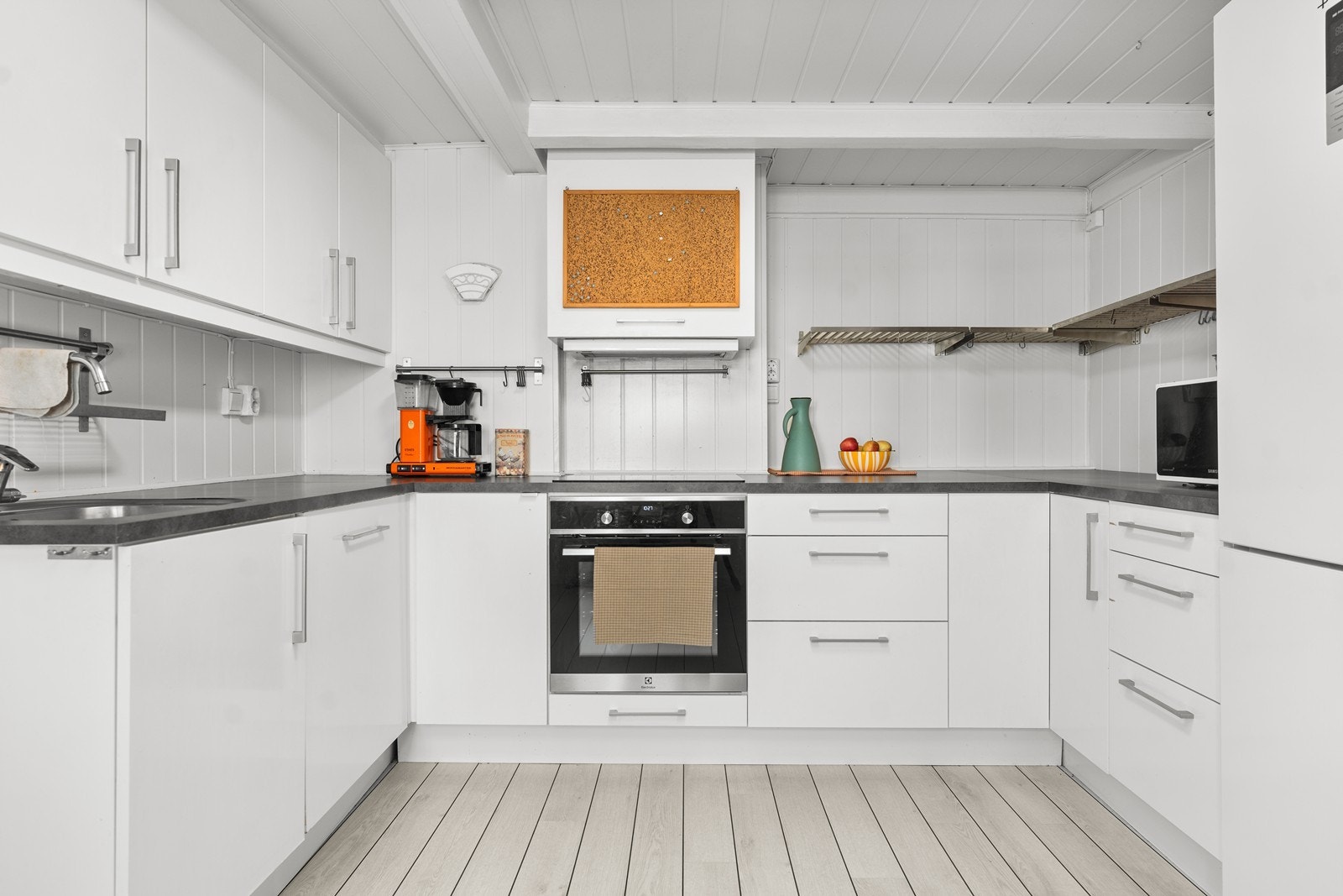 Gode arbeidsflater og godt med skapplass på kjøkkenet Galleribilde