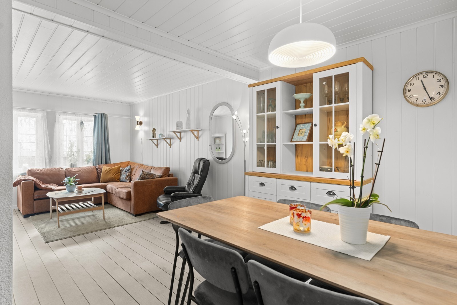 Lys stue med god plass til en koselig sittegruppe Galleribilde