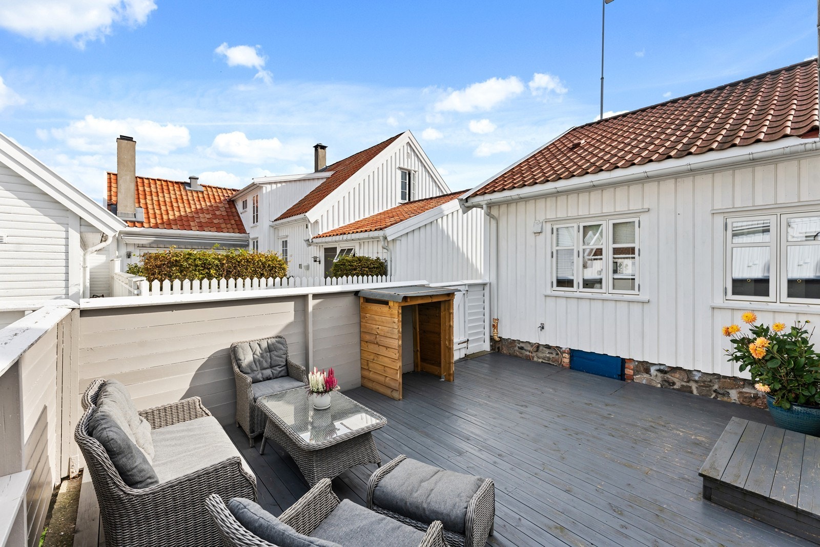 Solrik og romslig bakgård med treplatting på hele Galleribilde