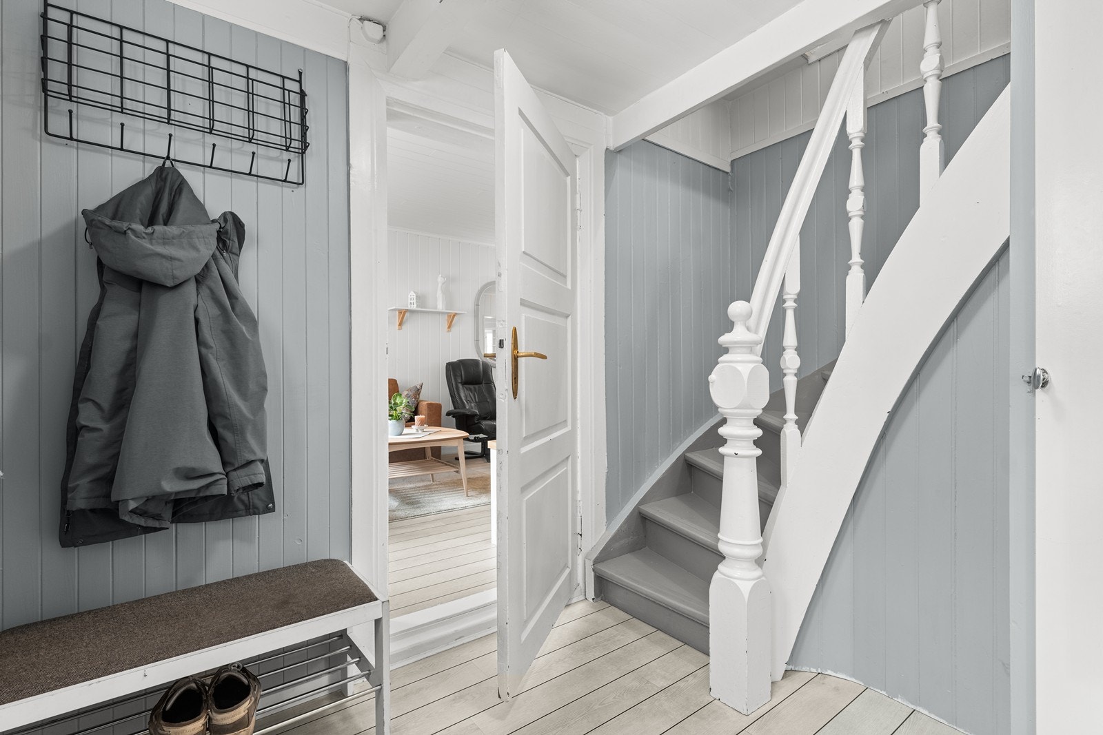 Stor gang med trappeløpet til 2. etg Galleribilde