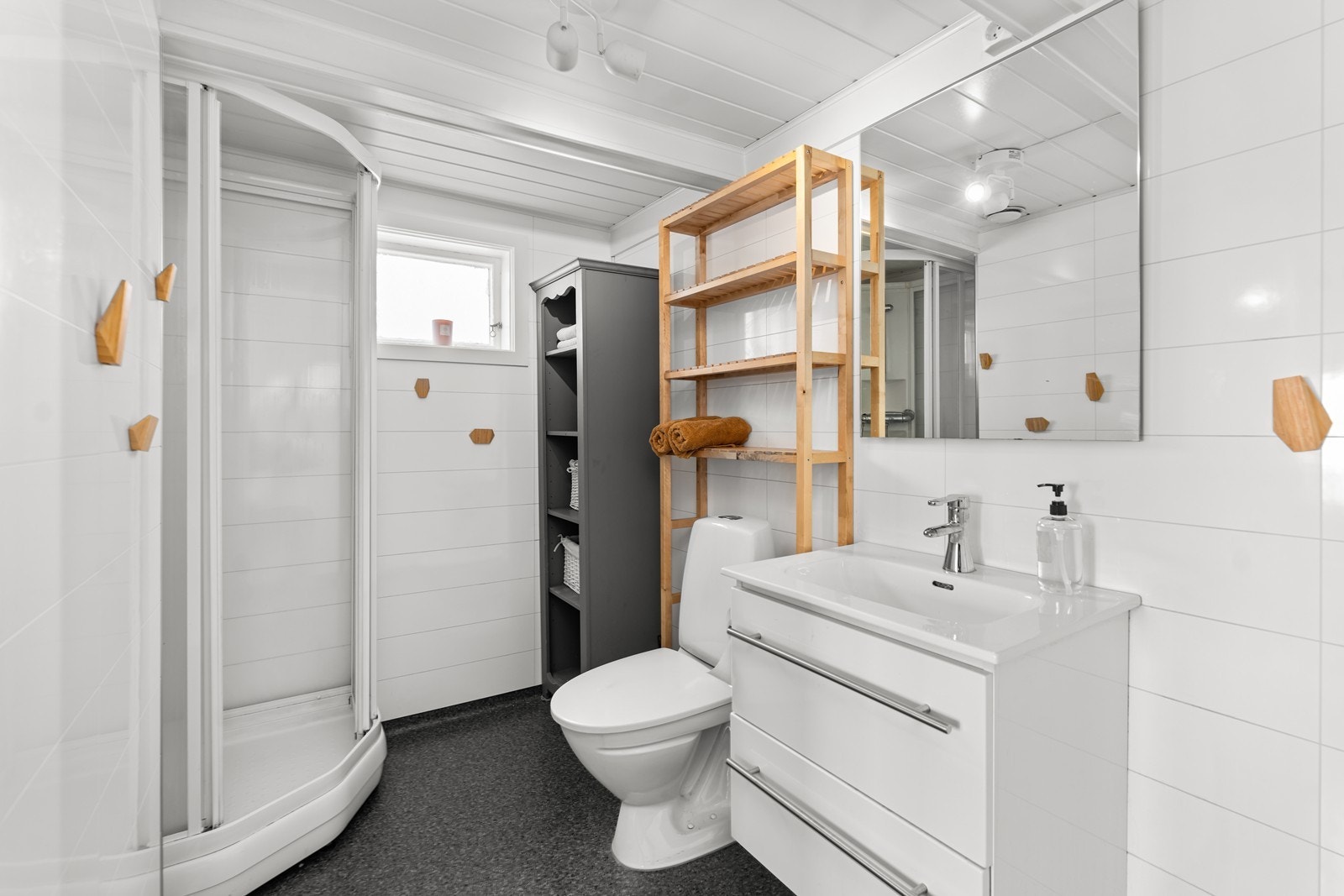 Badet i 1. etg er innredet med dusjkabinett Galleribilde