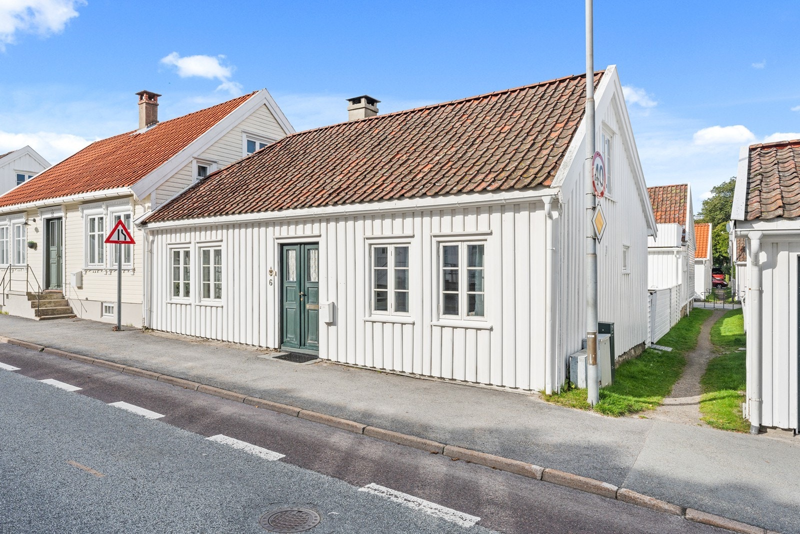 Nygata 6 ligger meget sentralt medkort vei til både sentrum og Furulunden med strendene Galleribilde