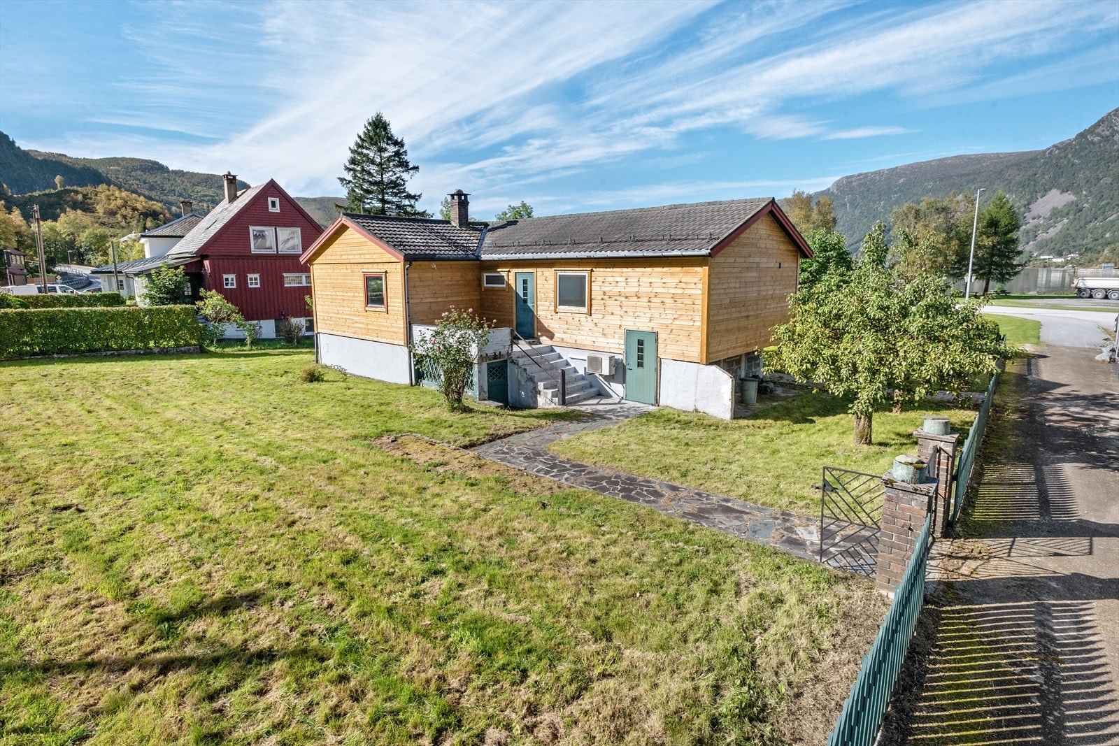 Velkommen til Elvavegen 10, presentert av Magnar Nilssen i Eiendomsmegler Vest. Galleribilde