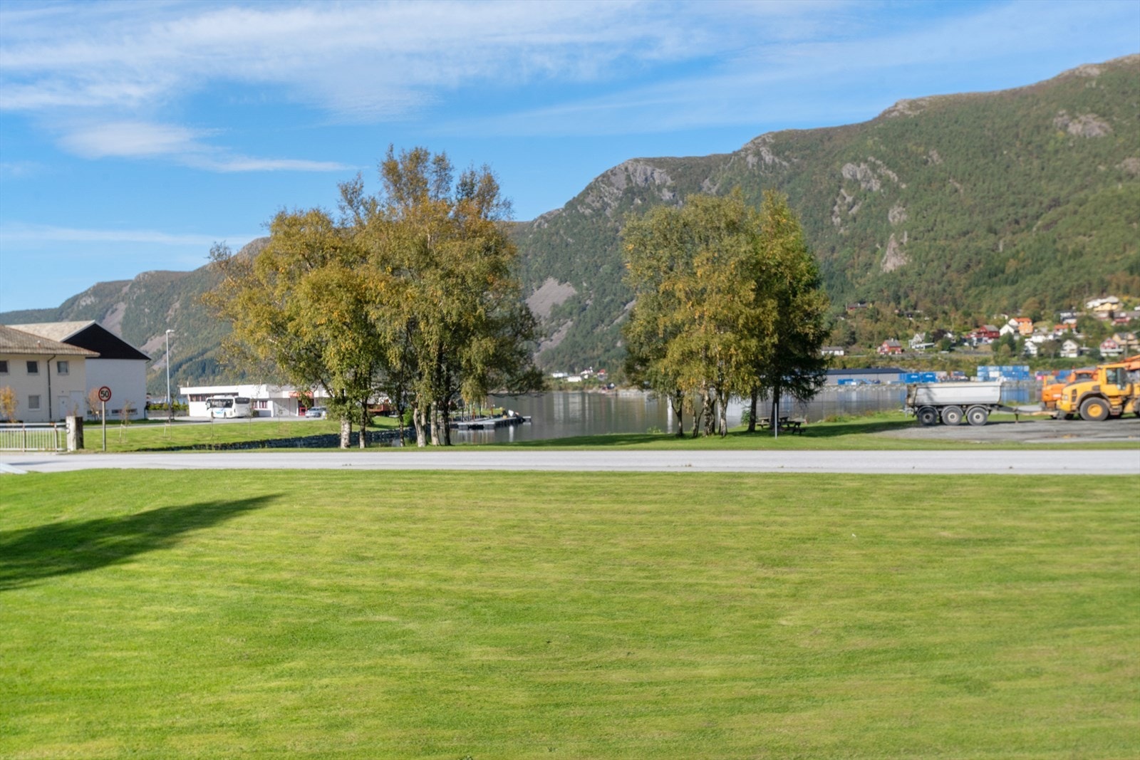 Eiendommen ligger i Svelgen sentrum, med utsikt over parken og mot fjorden Galleribilde