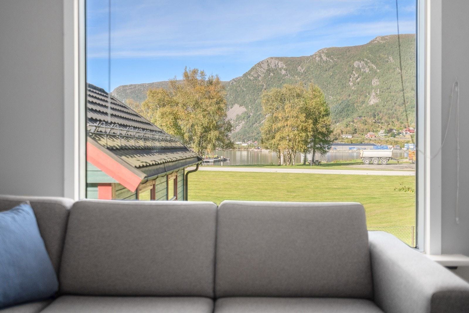 Eiendommen ligger i Svelgen sentrum, med utsikt over parken og mot fjorden Galleribilde
