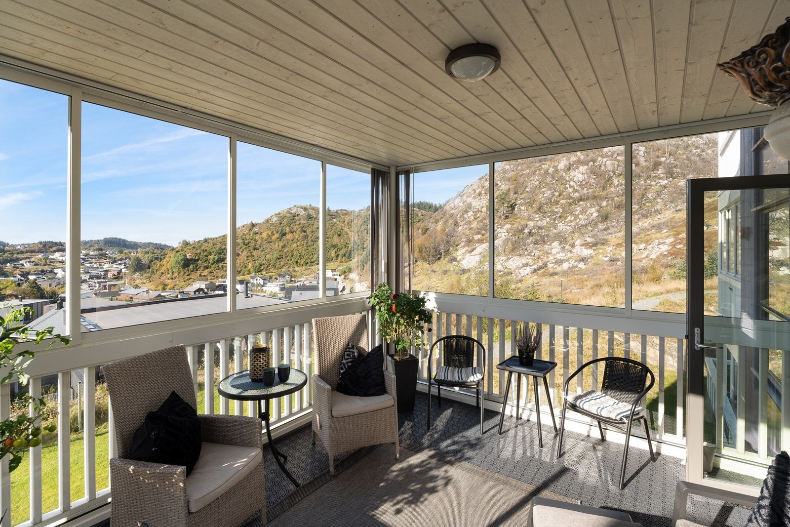 Innglasset, vestvendt balkong med flott utsikt over Skåredalen og gode solforhold Galleribilde