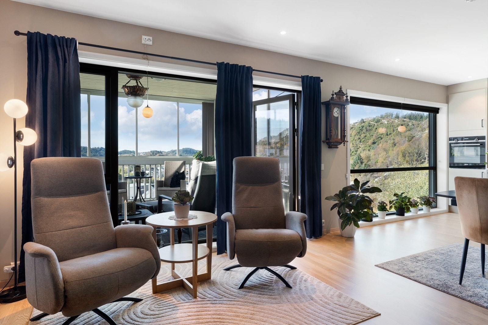 Store vinduer gir flott naturlig lys Galleribilde