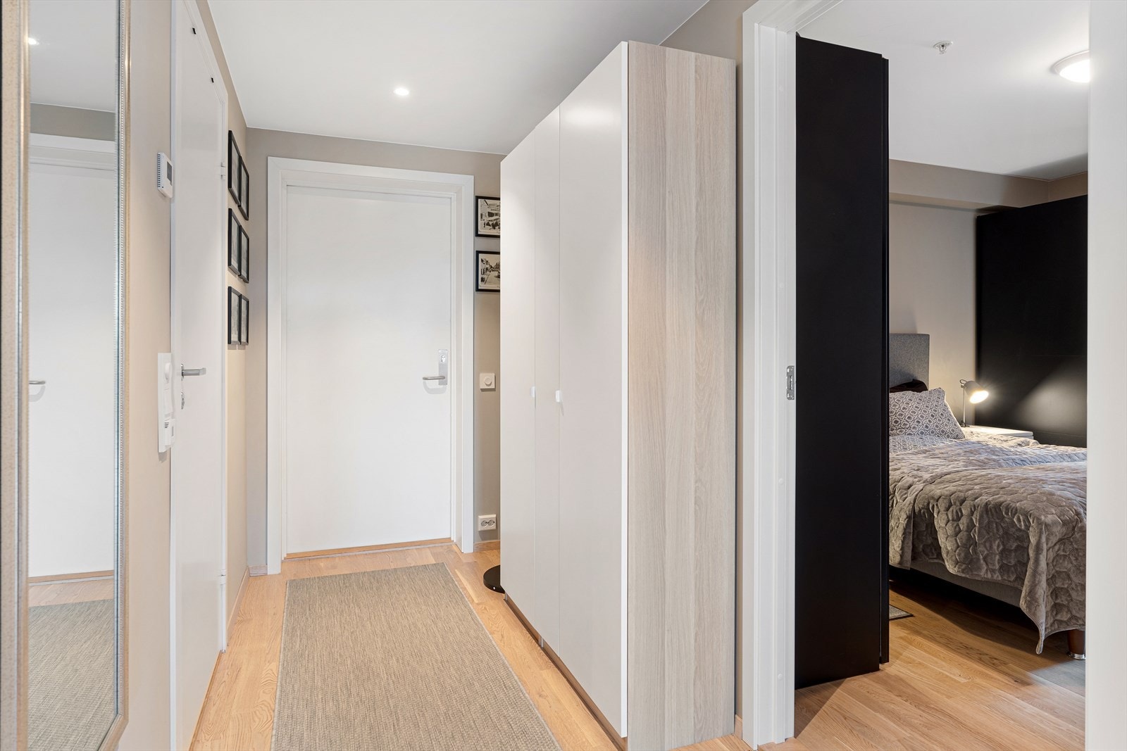 Entré med stor garderobe med god plass til oppbevaring av yttertøy Galleribilde