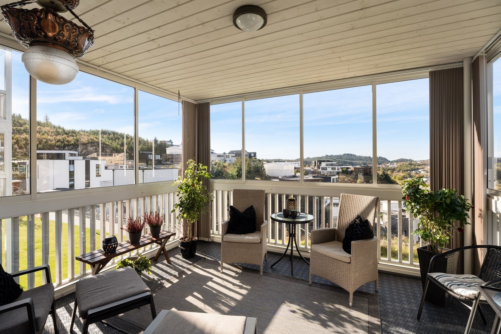 Utgang til stor innglasset balkong mot den flotte utsikten Galleribilde