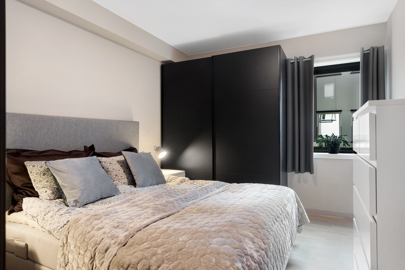 Lunt og trivelig hovedsoverom med stor skyvedørsgarderobe Galleribilde