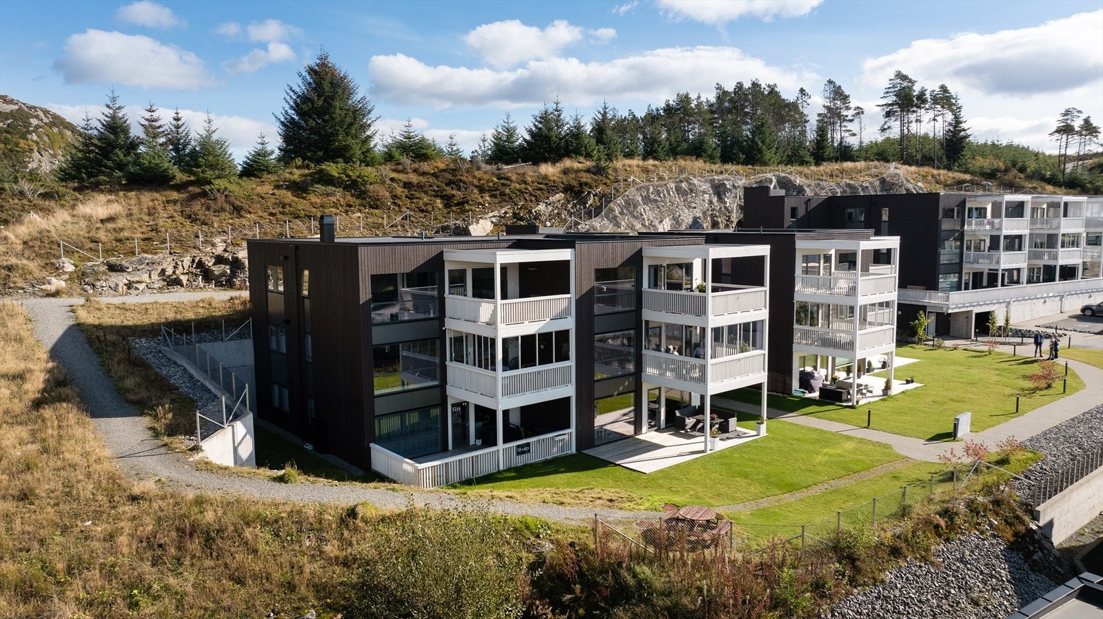 Borettslaget ligger flott til på Skåredalstoppen med flotte fellesareal Galleribilde