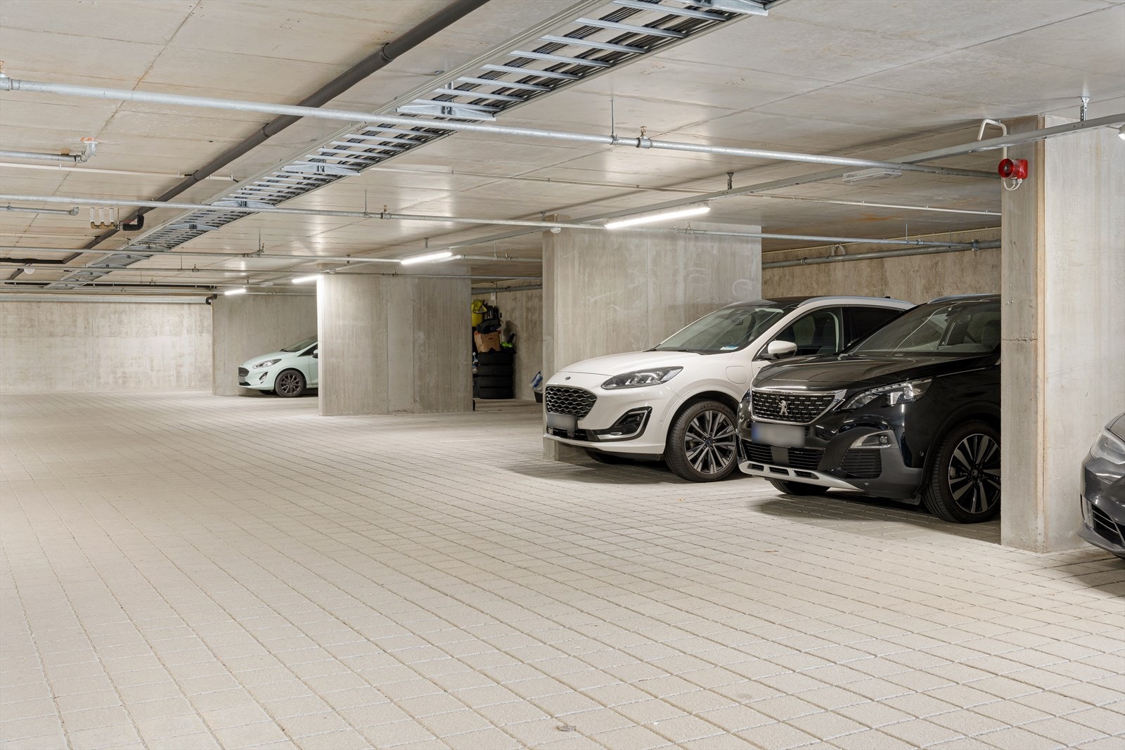 Parkeringsplass i garasjeanlegget i nabobygget Galleribilde