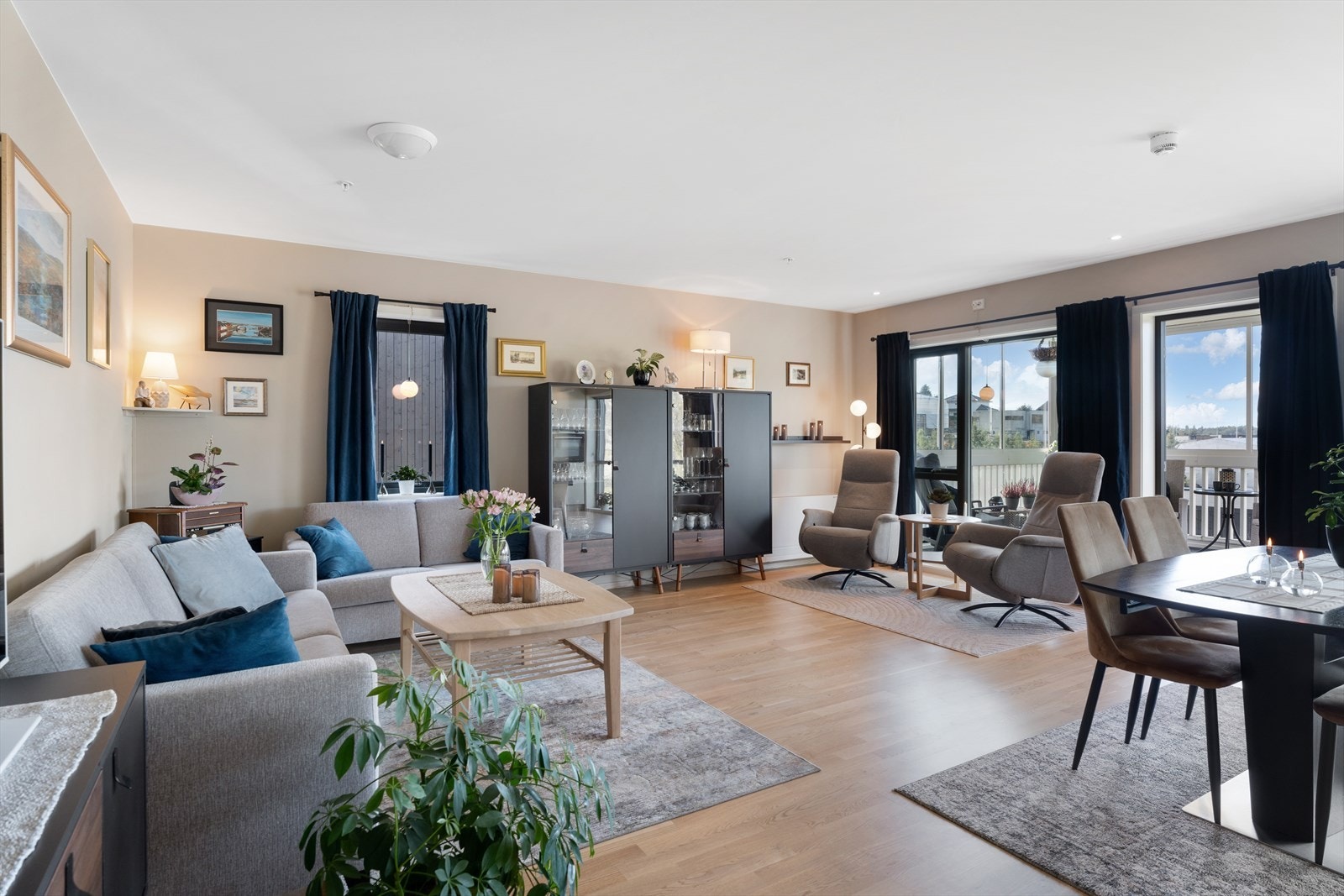 Stor og velholdt leilighet med god planløsning: Stue/kjøkken, to soverom, toalettrom, bad, vaskerom og gang/entré. Galleribilde